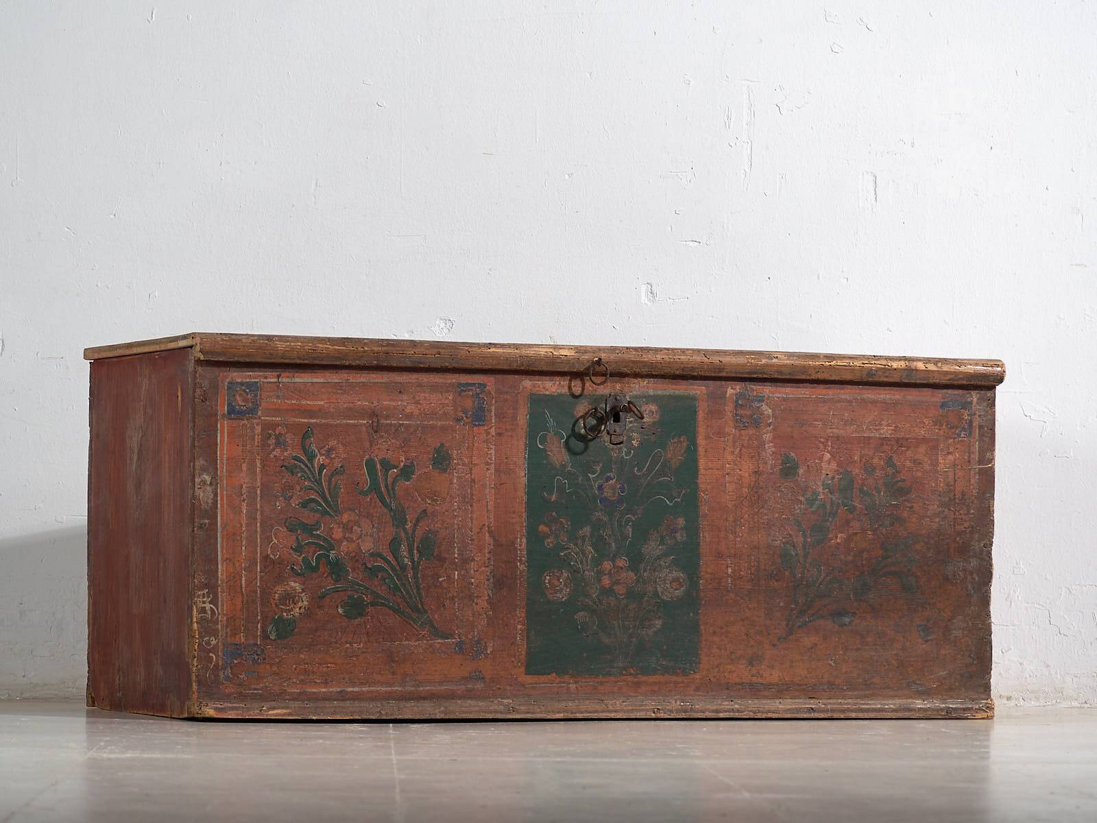 Antique trunk with floral motifs (c.1920) #24