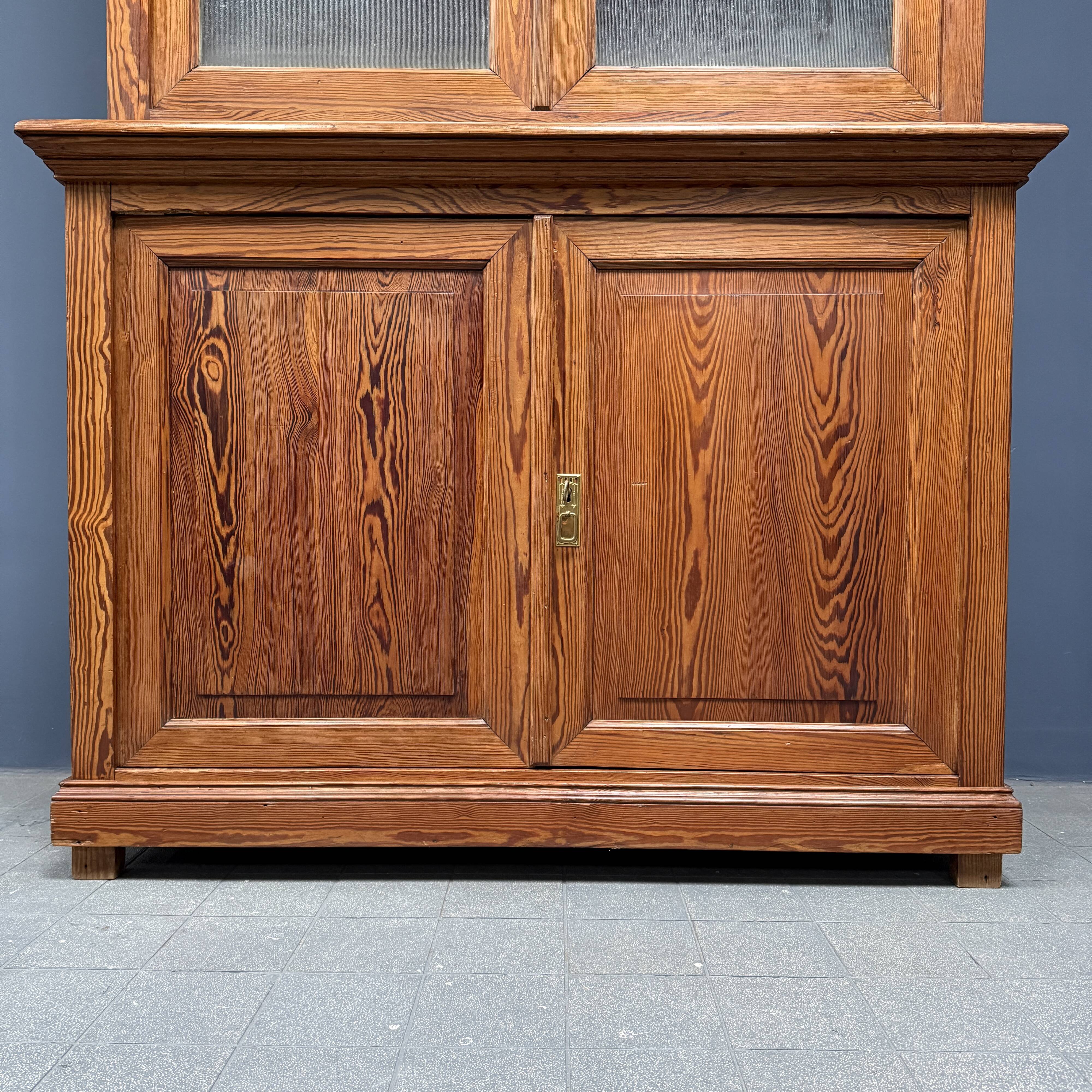 Armoire d'école en pin belge avec vitres nervurées
