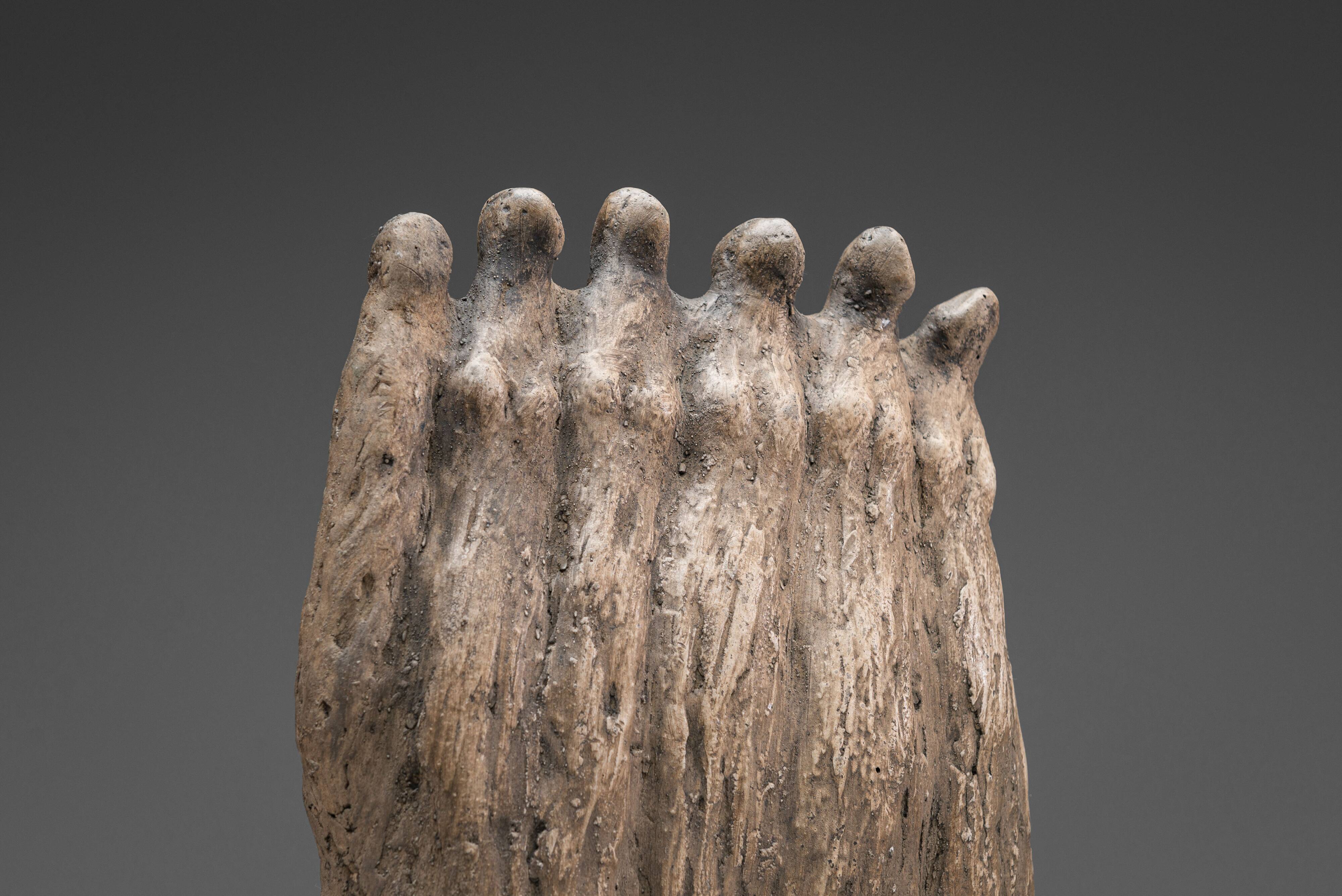 Groupe sculptural abstrait de six figures féminines