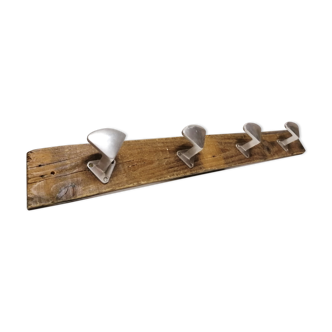 Ancien porte-manteaux de ferme - 4 patères en métal - support bois - années 50