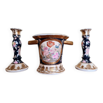 Triptyque japonisant comprenant 1 cache pot et ses 2 bougeoirs en porcelaine à décors floraux