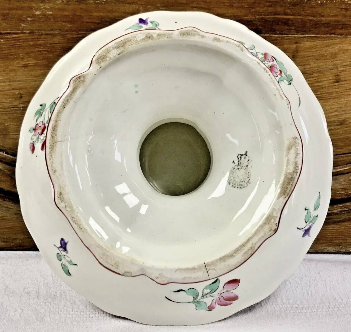 Compotier display on Luneville pedestal streetlight model