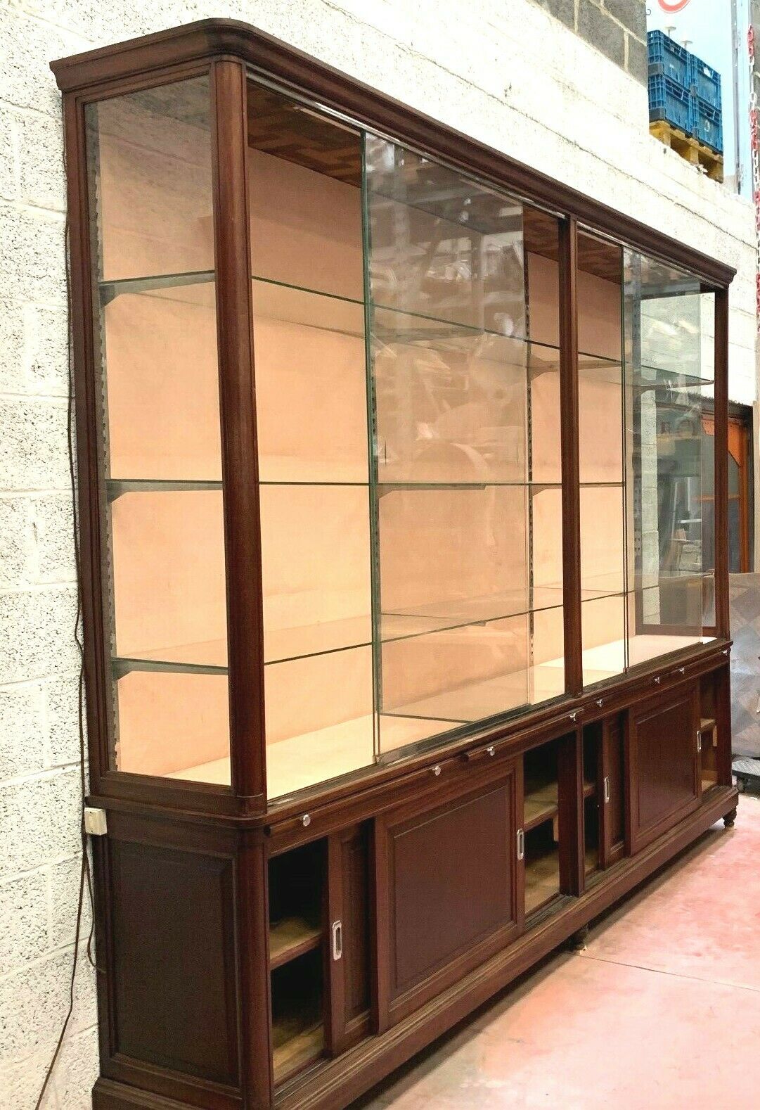 Two-body store window Presentation showcase has sliding doors