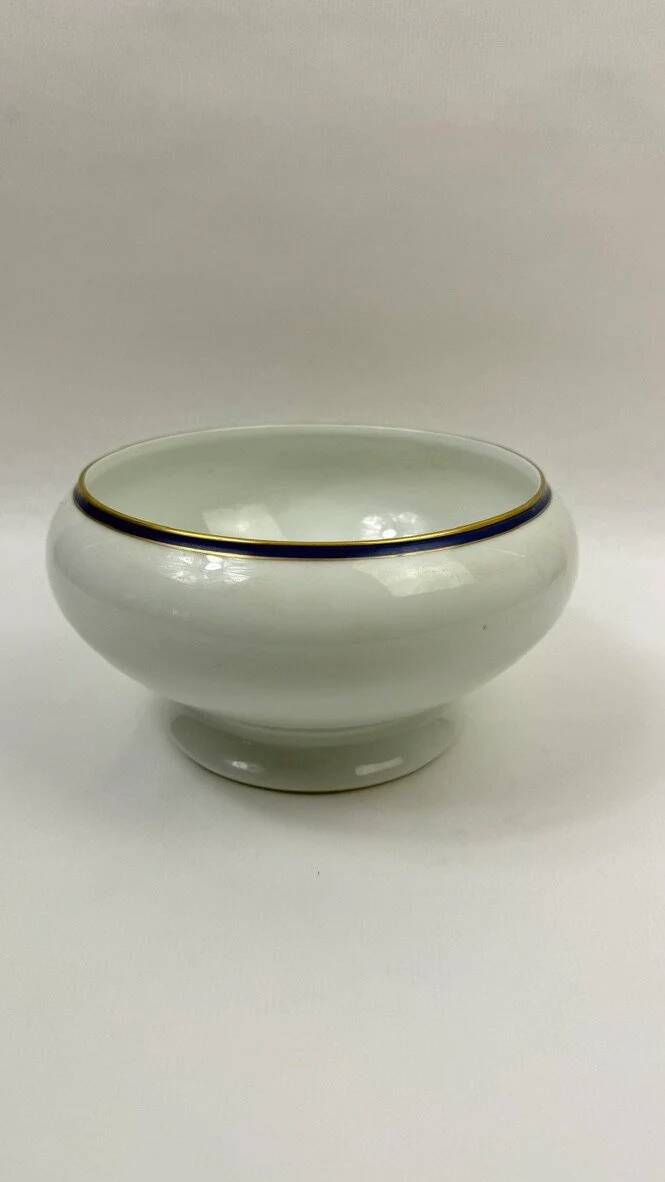 45-piece table service in Limoges porcelain by Chastagner, blue and gold.