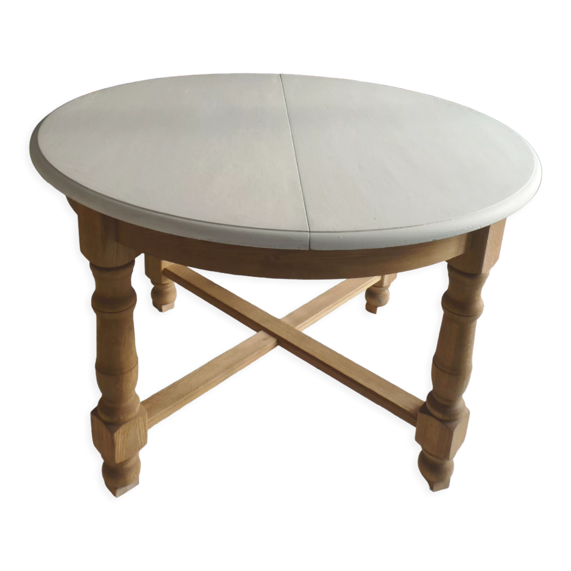 Round table with 1 extension oak base tray and patinated extension pearl gray.