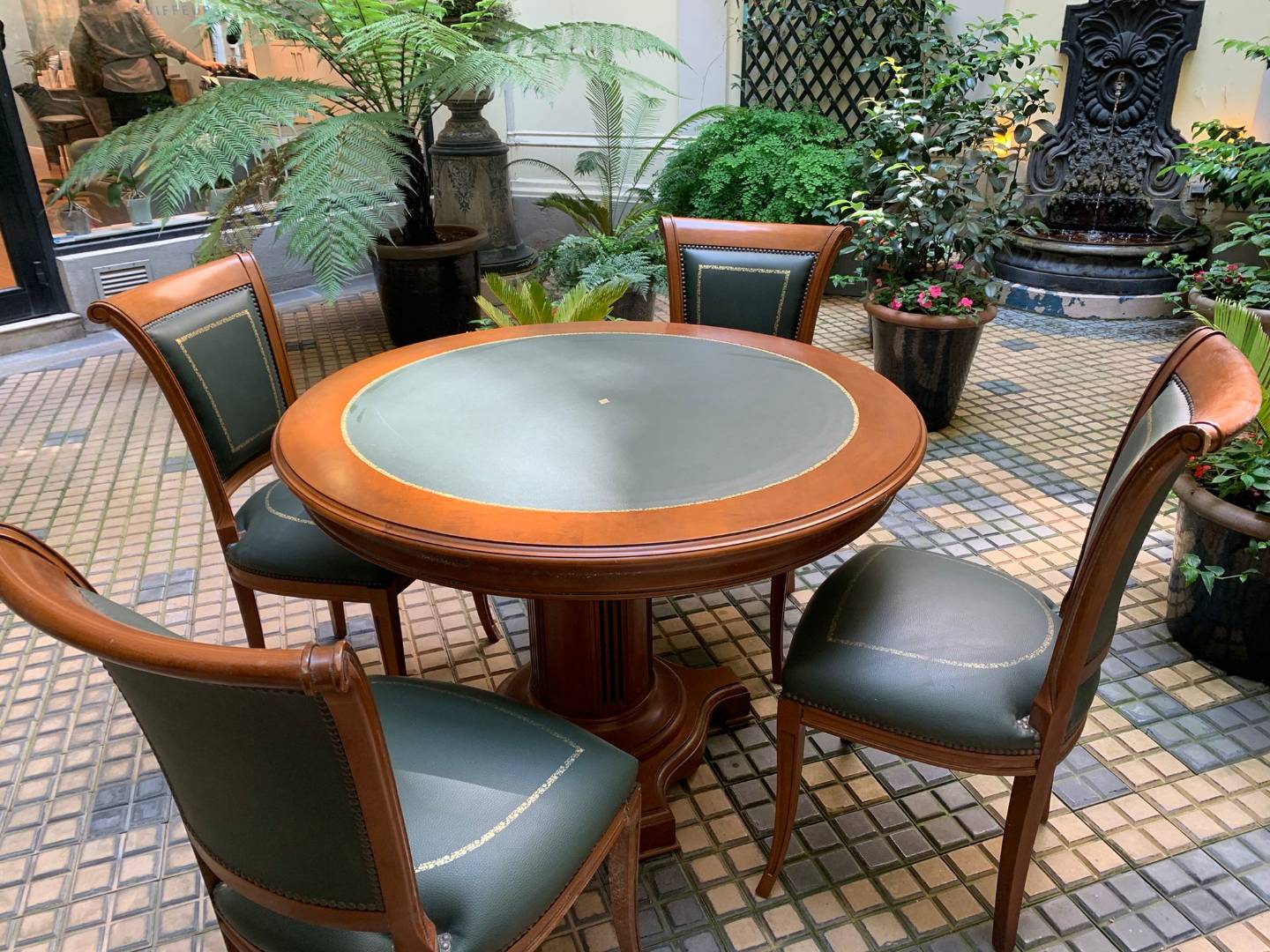 Round table type directoire green leather and its 4 chairs