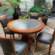 Table ronde type directoire cuir vert  et ses 4 chaises