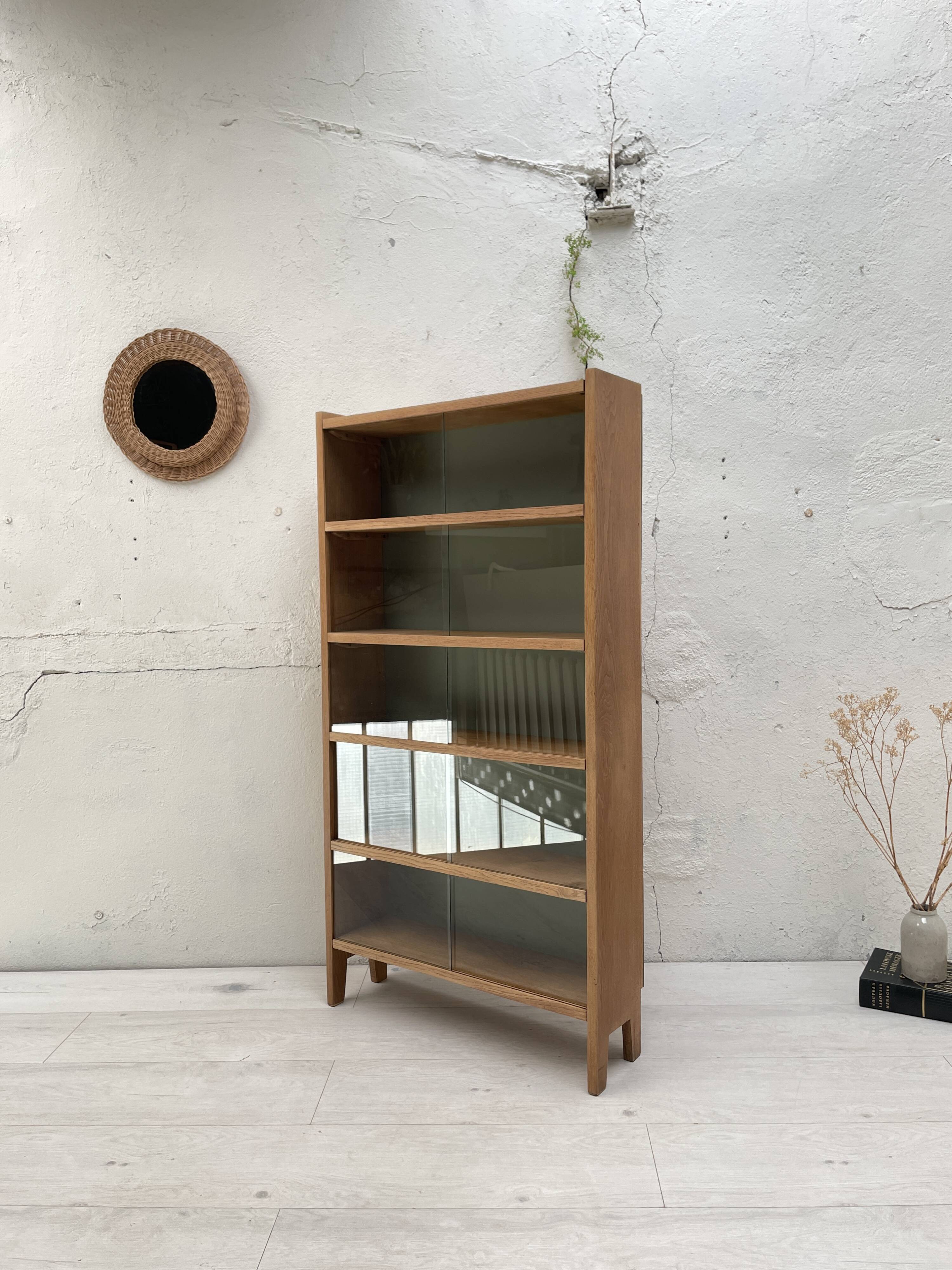 Vintage bookcase in solid oak.