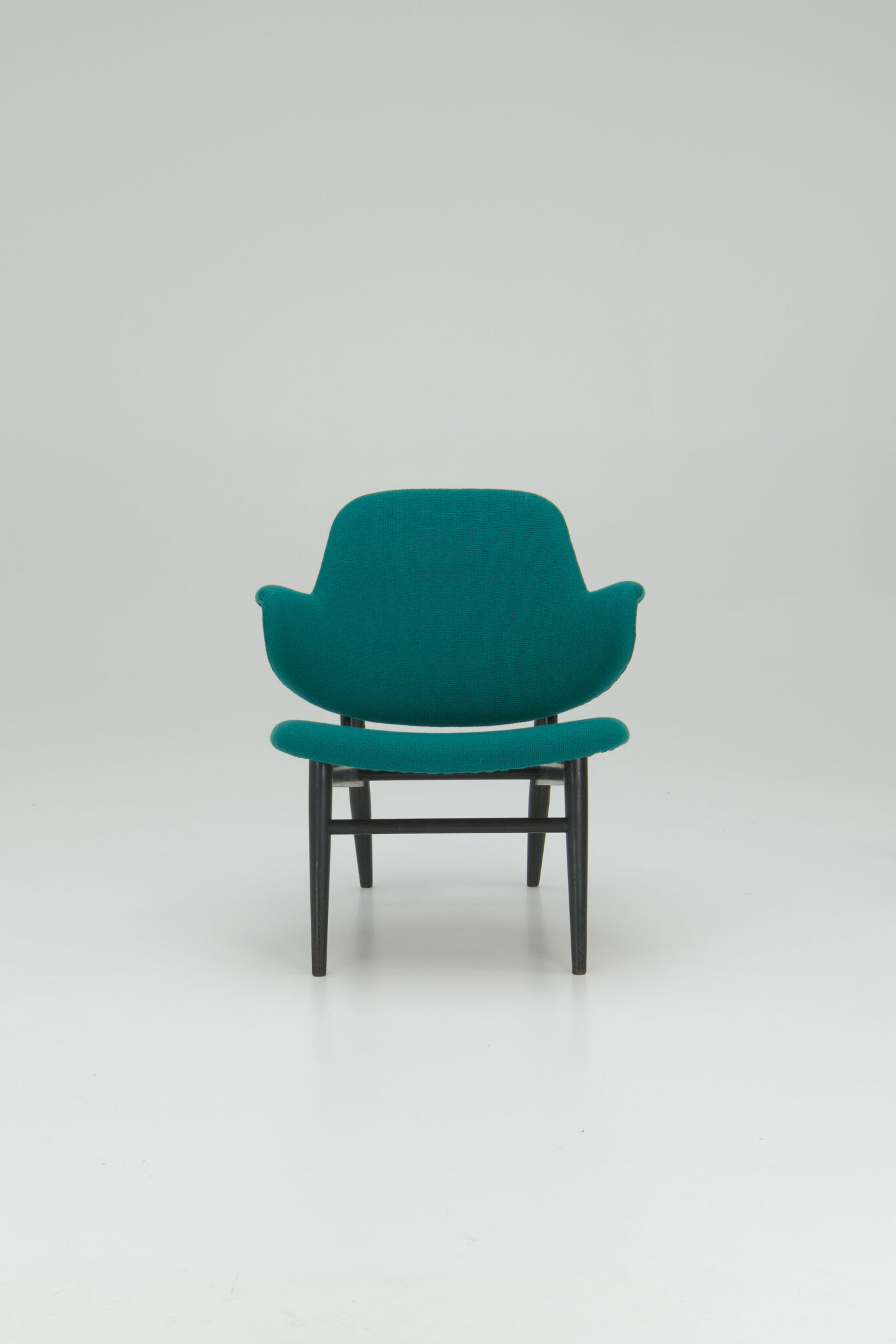 Shell lounge chair