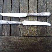 12 anciens couteaux de table Orbrille en inox