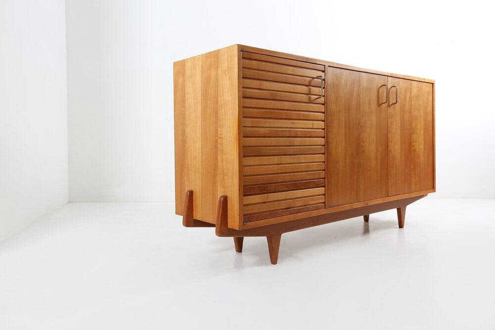 Buffet français des années 1950 en bois de cerisier massif.