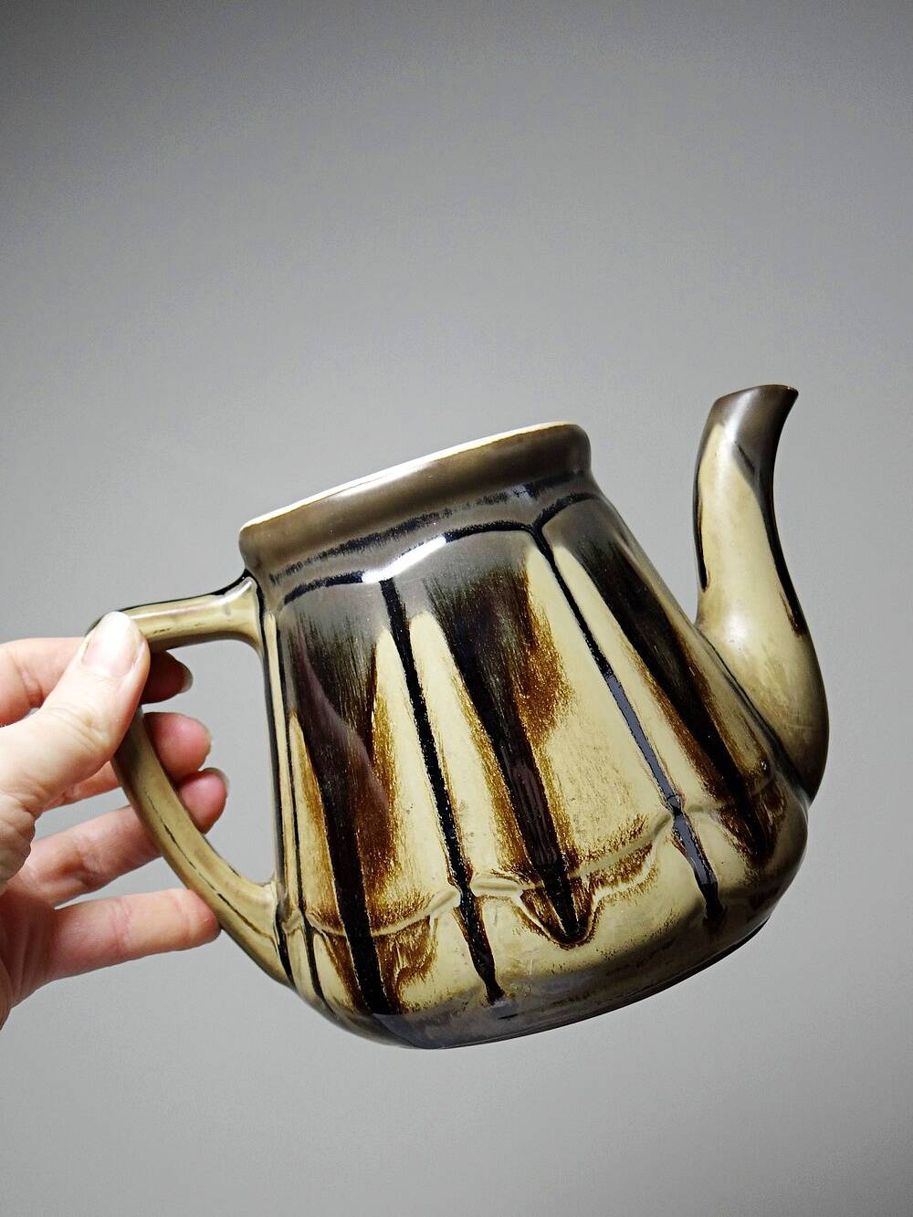 A pair of small vintage teapots in the Art Deco style reminiscent of Denbac.