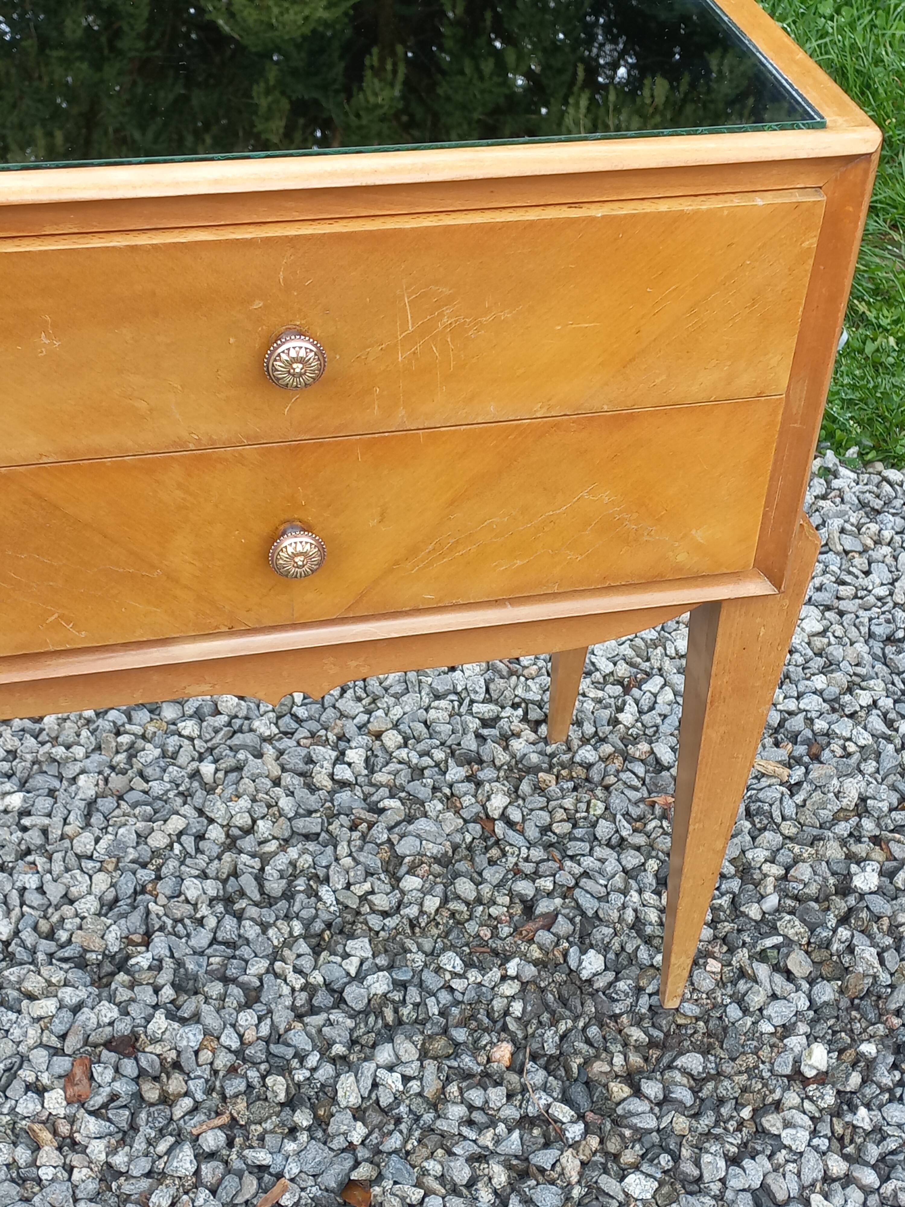 Vintage pair of bedside tables from the 1950s in sycamore and a mirror.