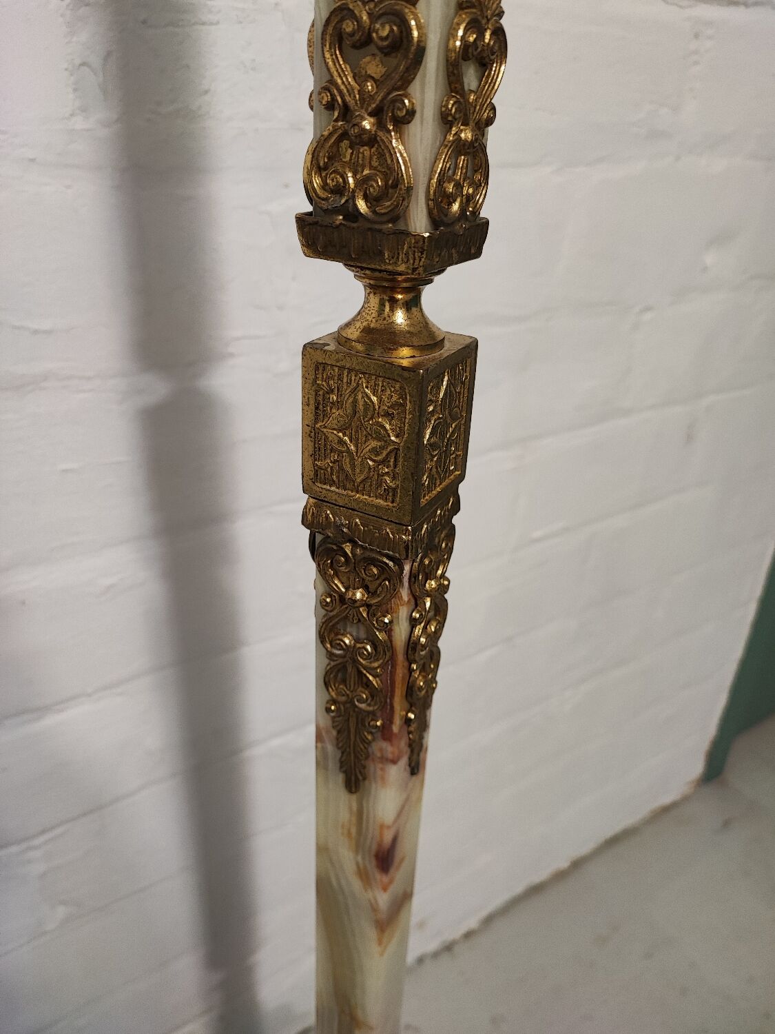 Coat rack on foot in onyx and bronze marble