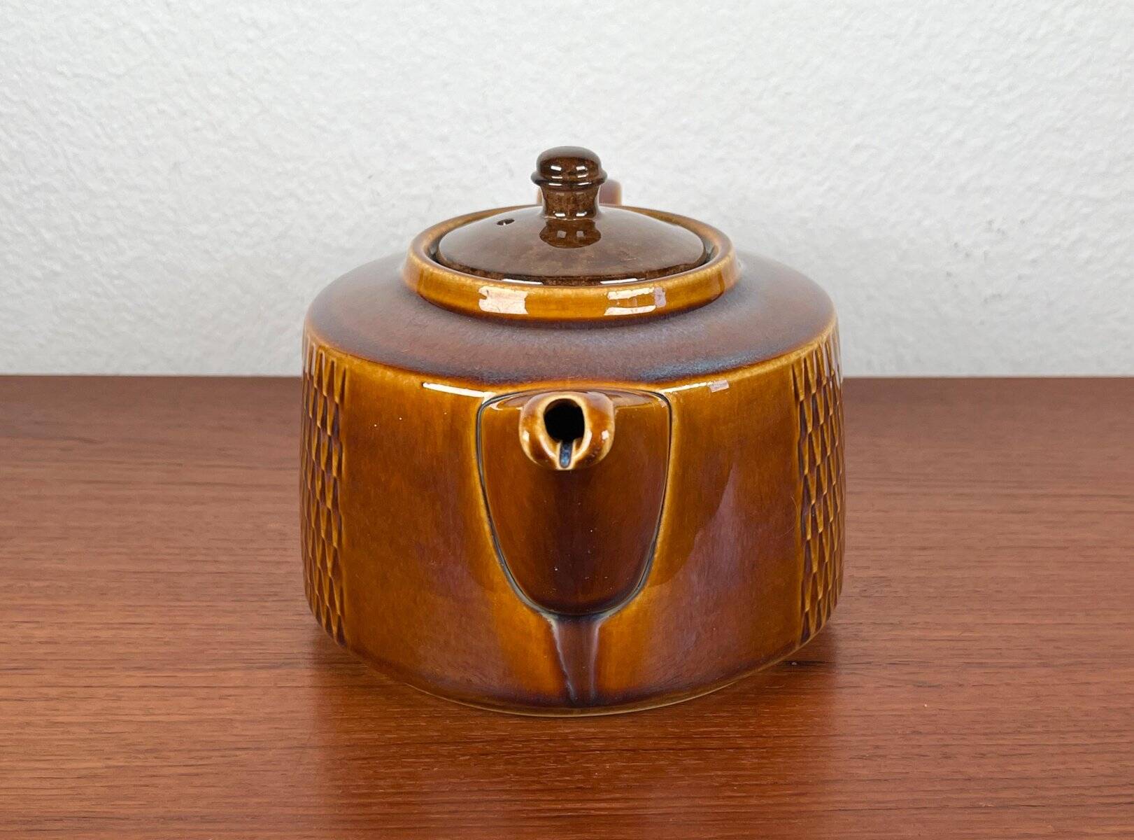 Danish studio pottery teapot from the mid-century by Søholm, 1960s.