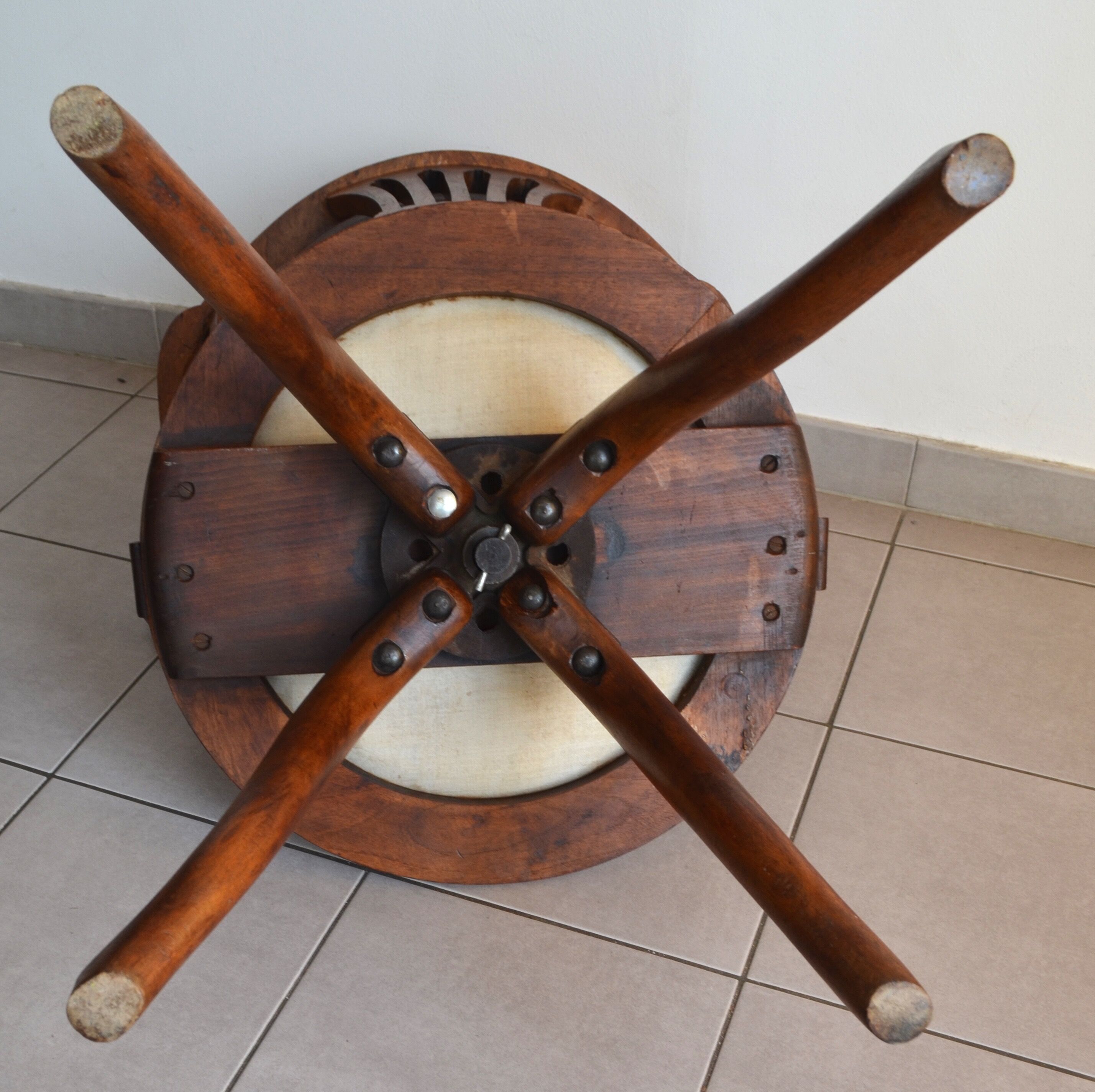 Swivel american office armchair