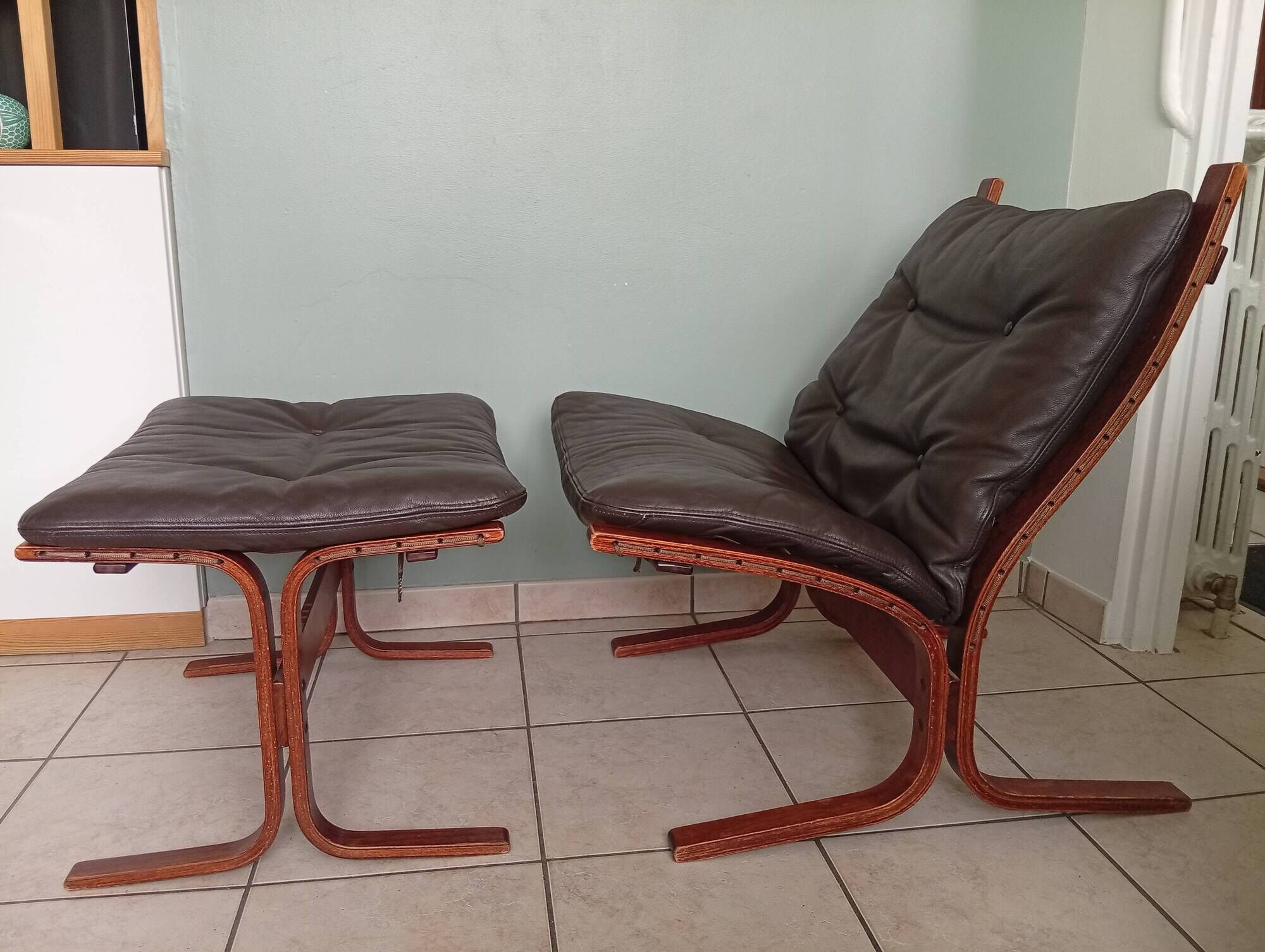 Fauteuil Ingmar Relling chauffeuses et Ottoman bois vintage scandinave
