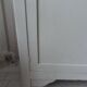 Armoire parisienne vintage réenchantée en gris perle.