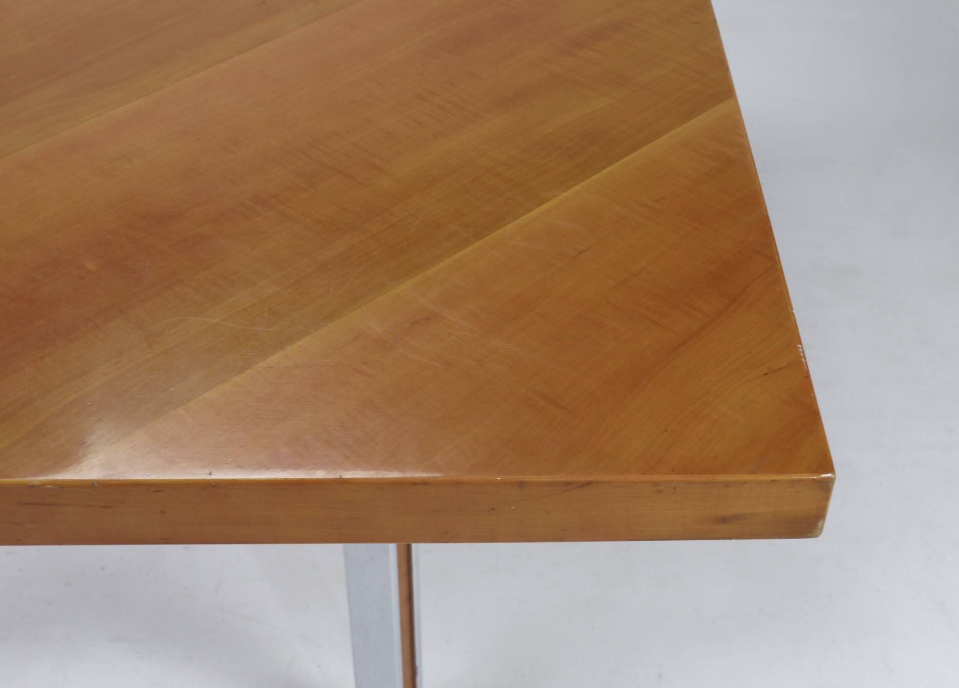 Table en Poirier par Gordon Russell, années 1970
