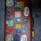 Ancienne valise en cuir avec ses étiquettes de voyage