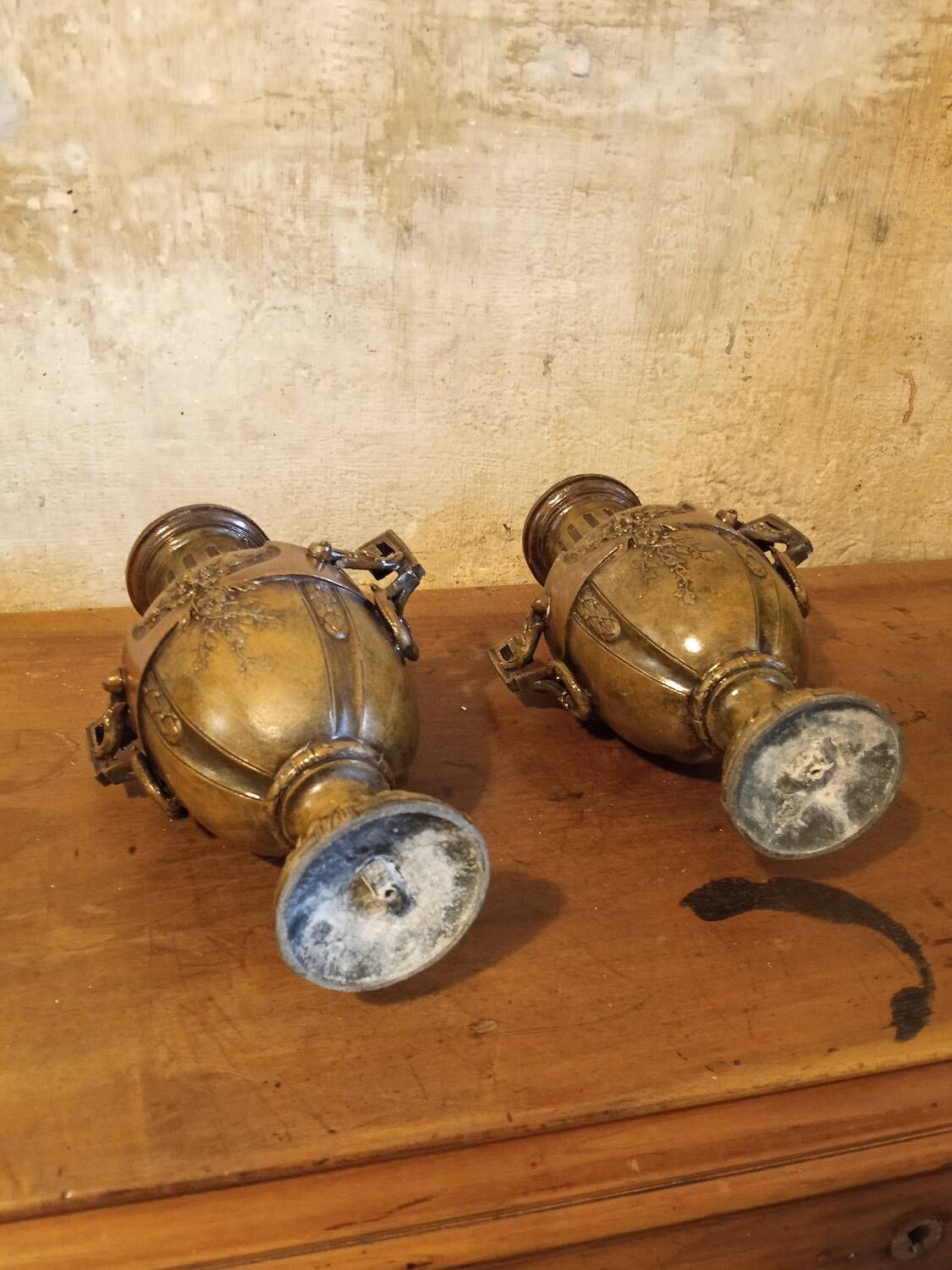 Pair of antique vases in Empire / Napoleon III style – bronze or regulus