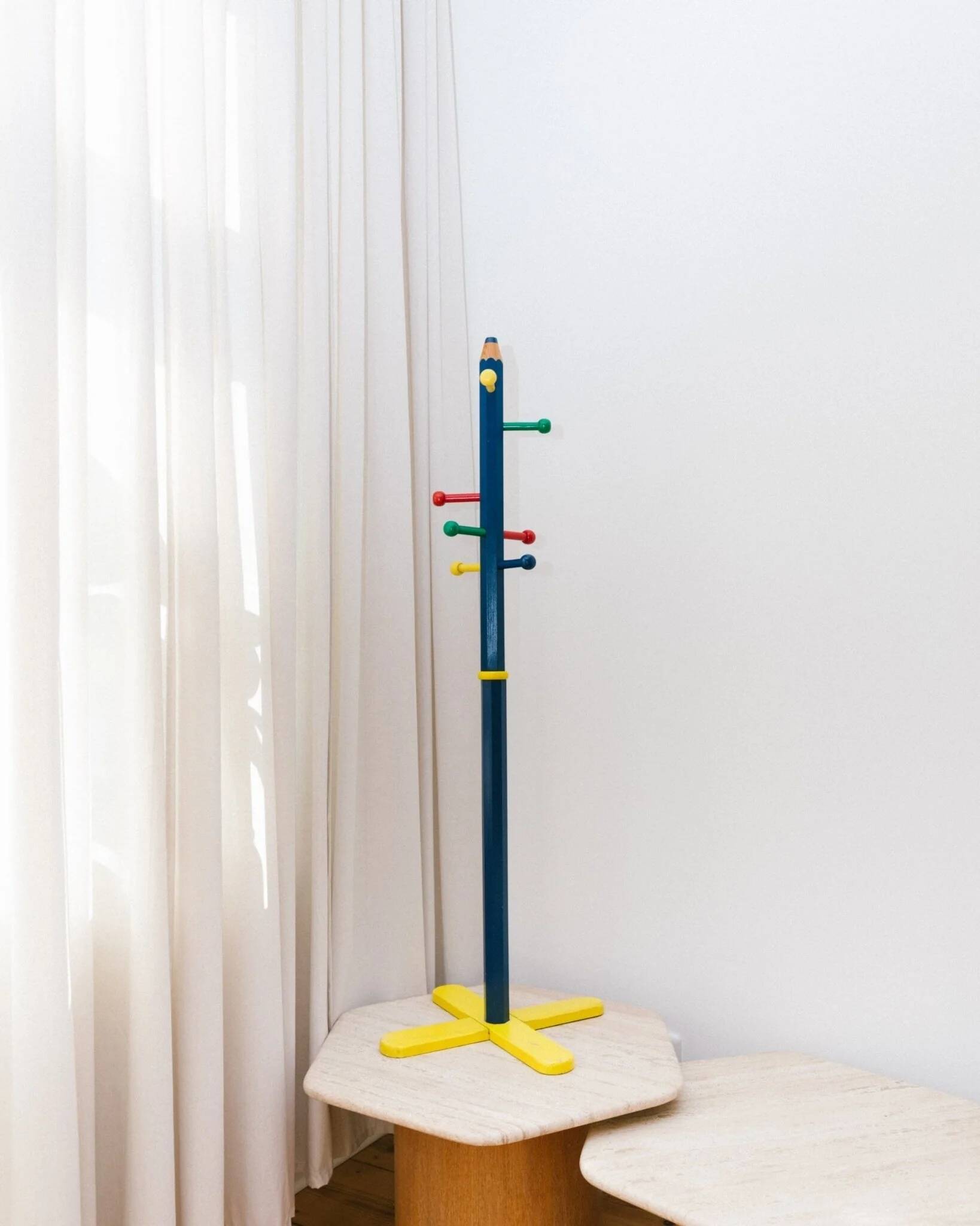 Vintage 1980s coat rack in the shape of a pencil - Pierre Sala style - Memphis Pop Art design - 80s 90s