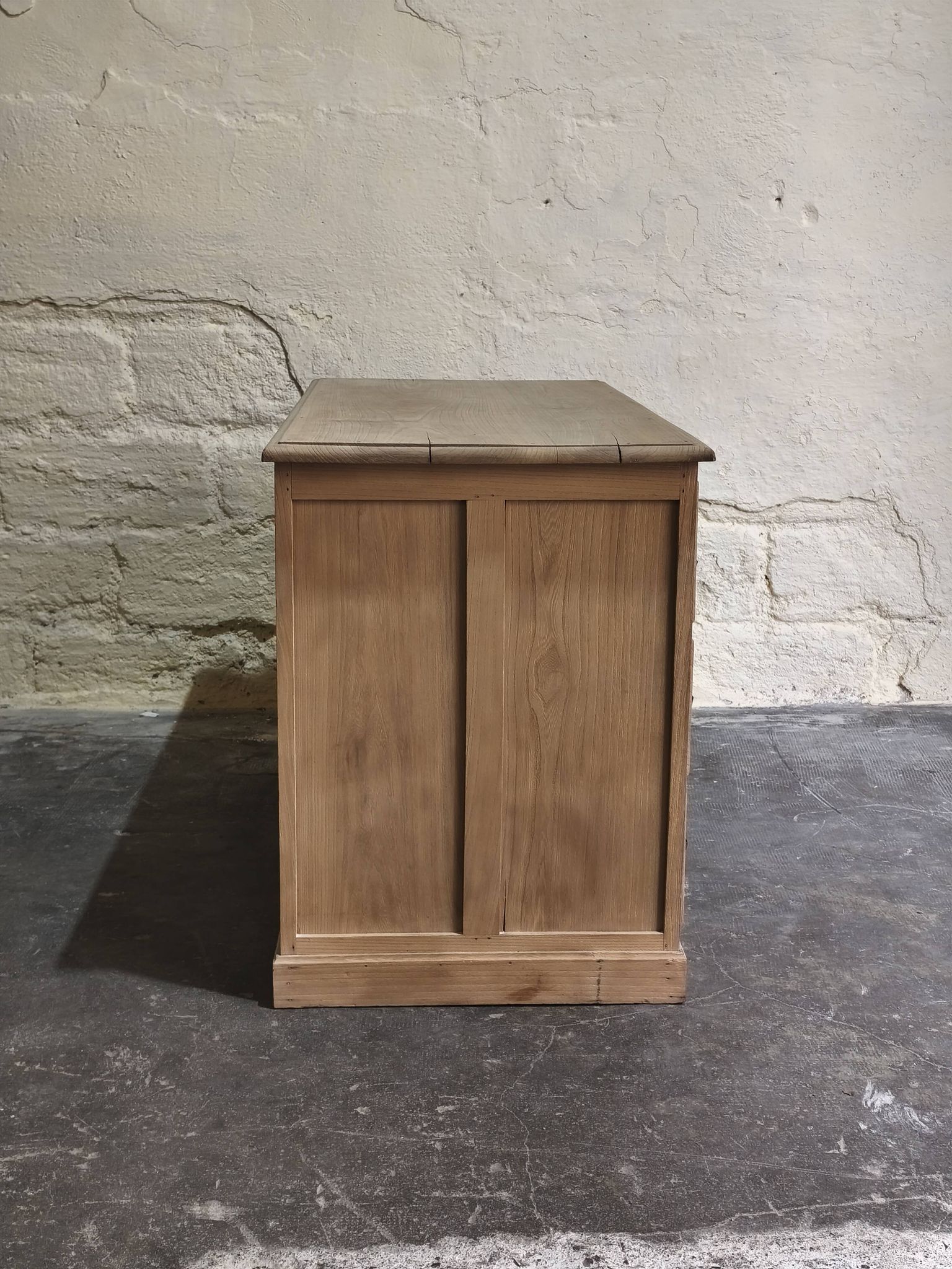 Desk in solid elm with natural airbrushing