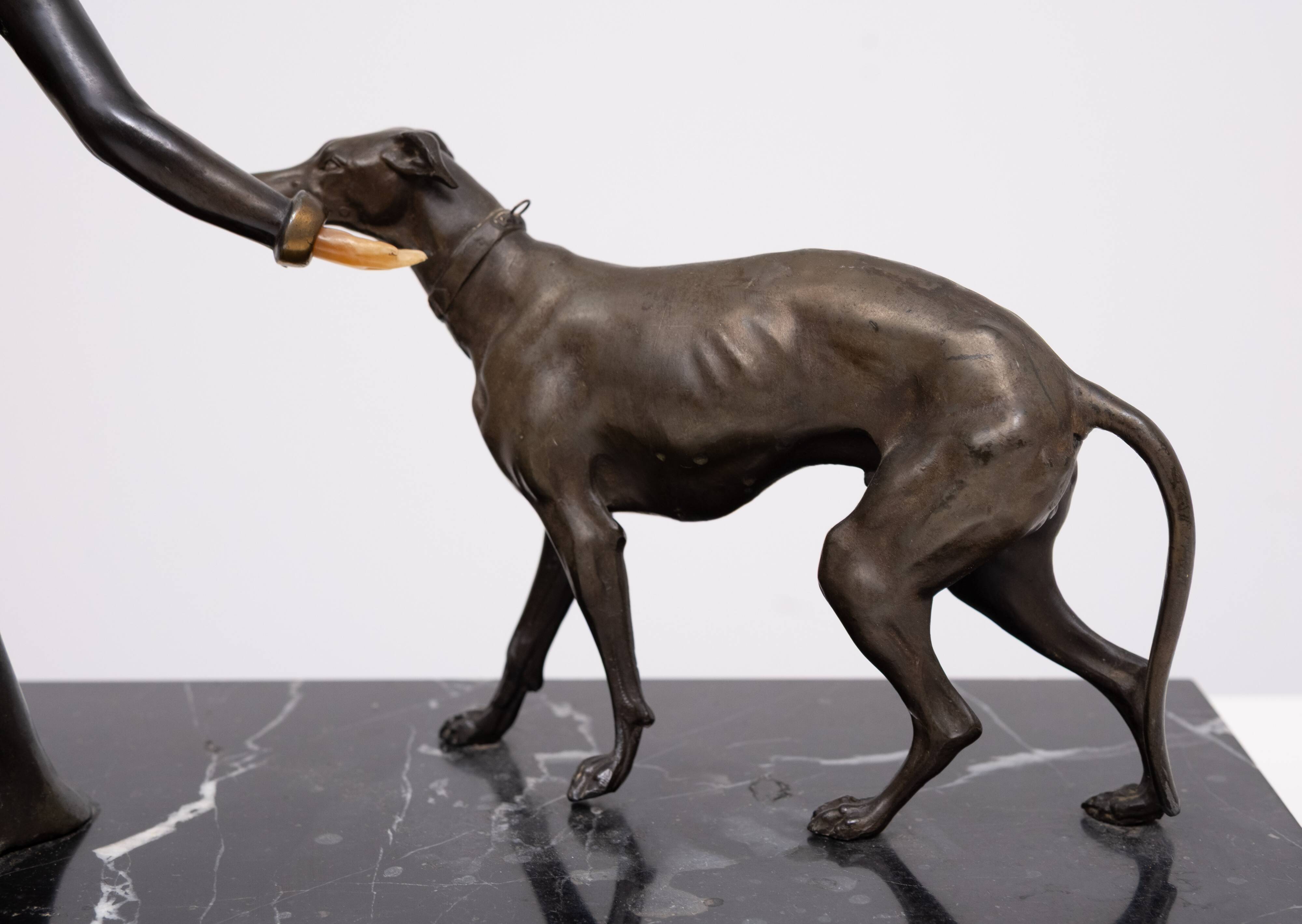 Sculpture Art Déco d'une femme avec des lévriers 1920/30 France