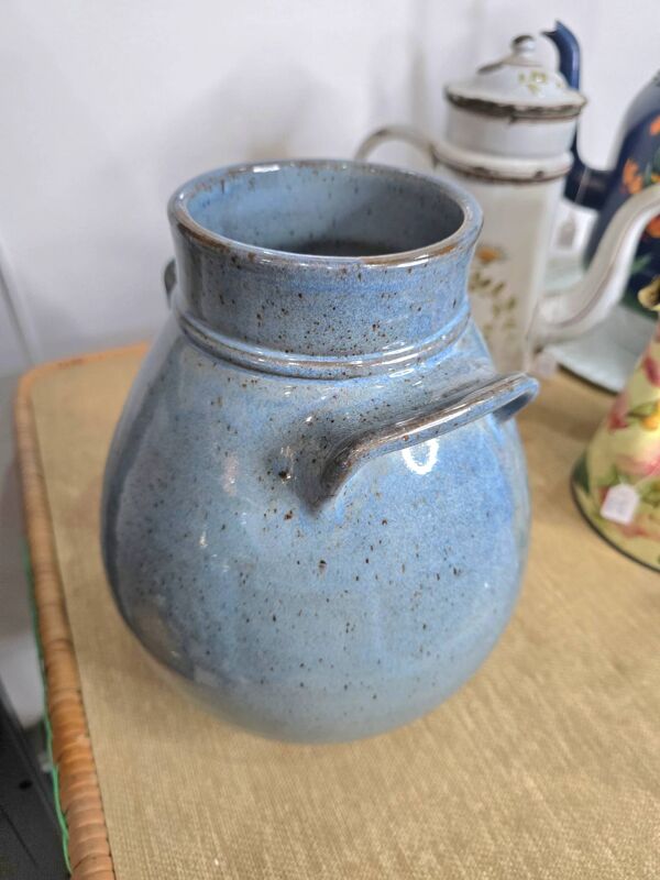 Vase en grès émaillé bleu – Forme pansue à anses – Travail artisanal