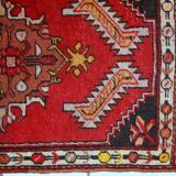 Tapis vintage fait main Yastik en laine rouge vif (50cm x 96cm)