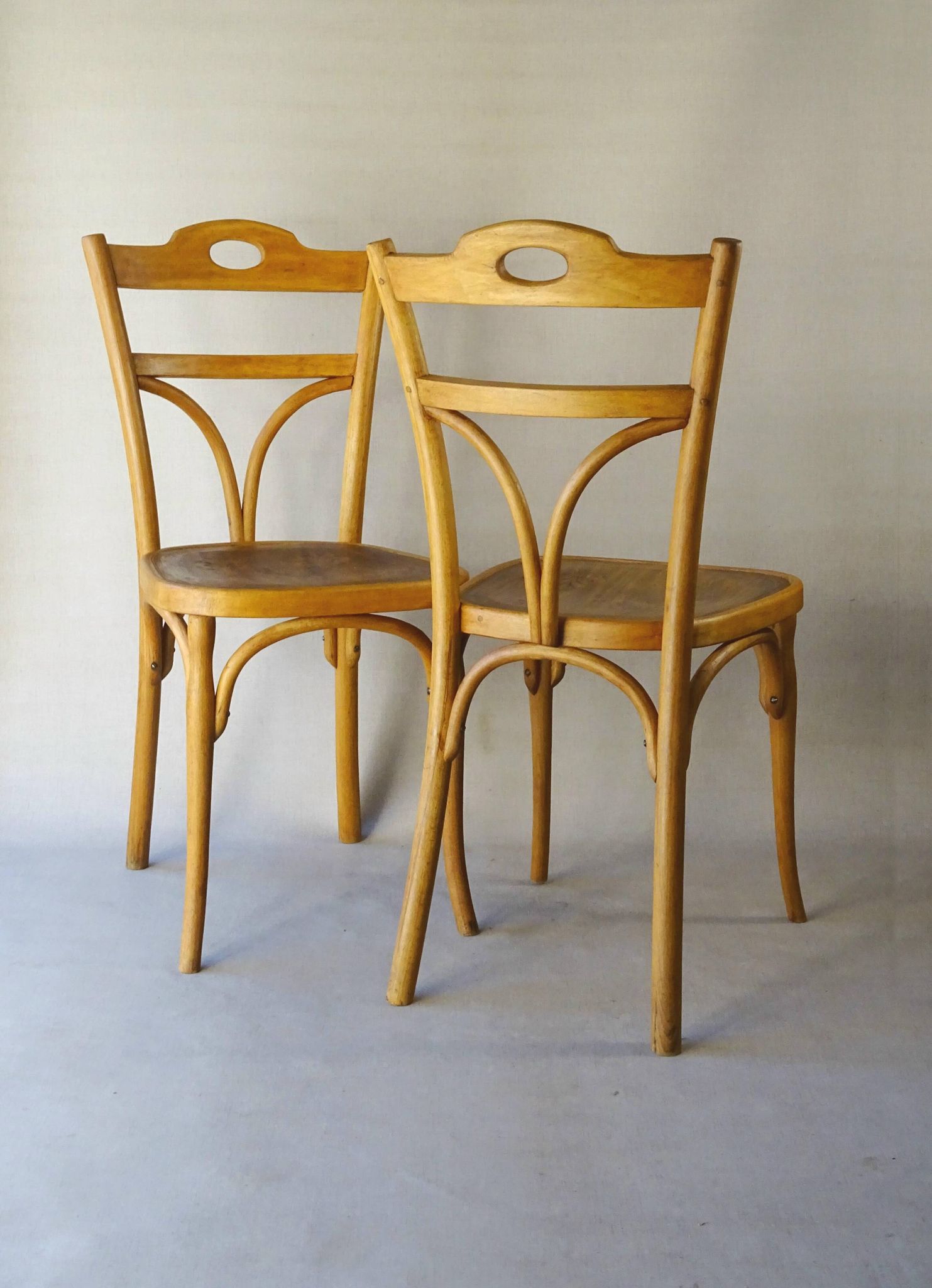 2 bistro chairs from 1905 by KOHN No. 187, wooden seats with 5 fleur-de-lis motifs