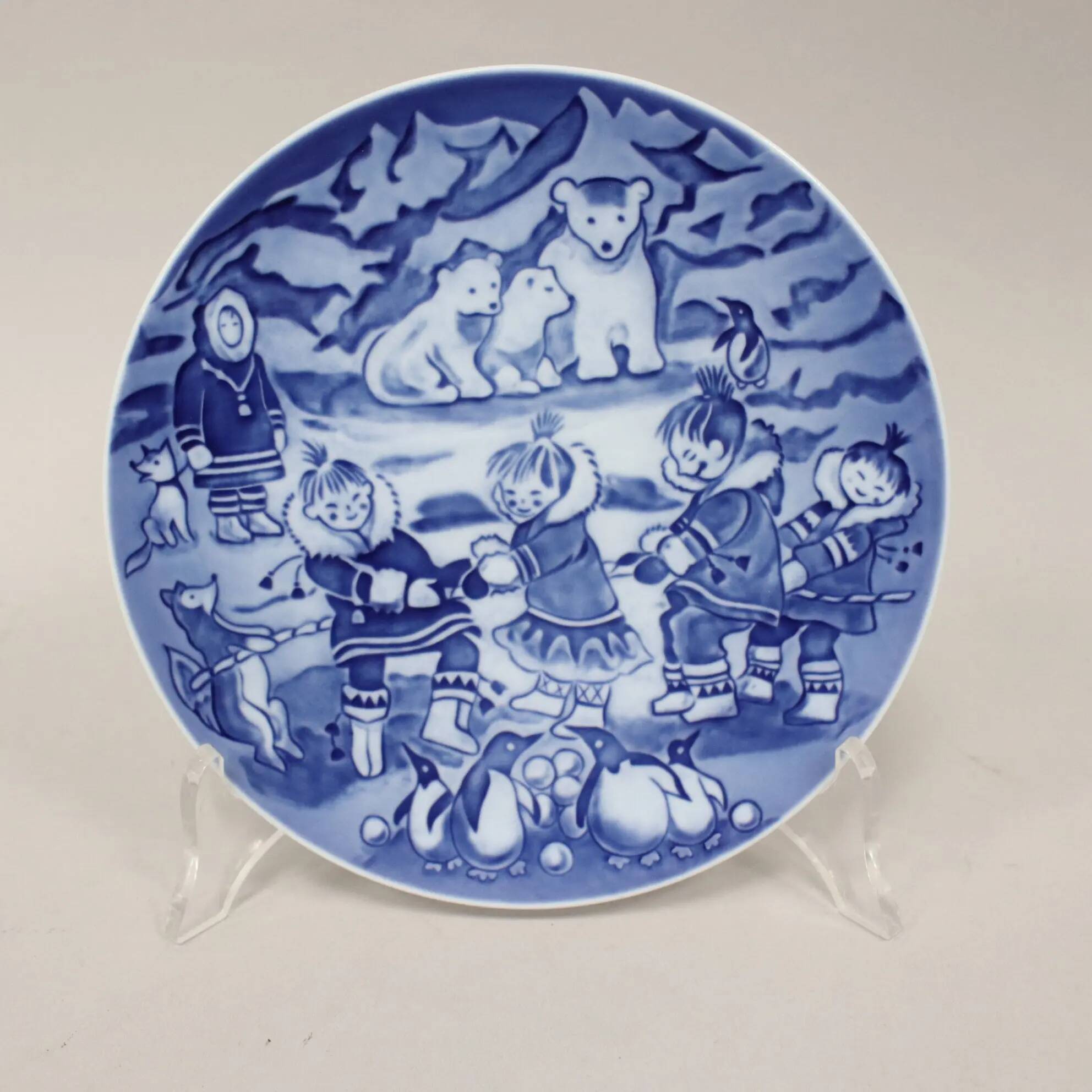 Royal Copenhagen blue porcelain Christmas plate for children 2005