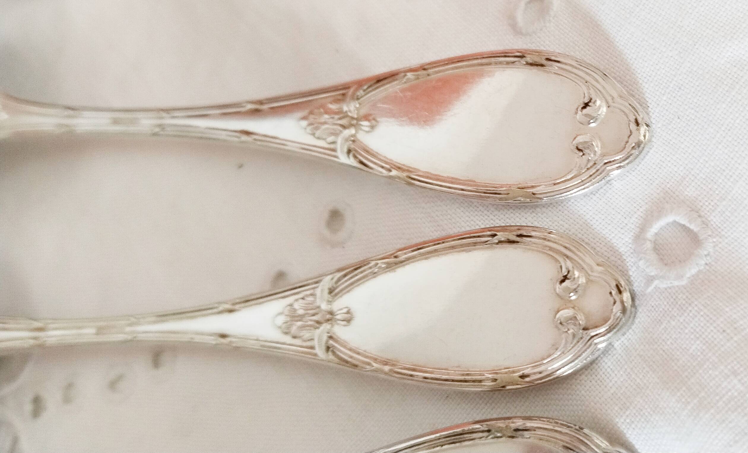 Cuillères à dessert en argent