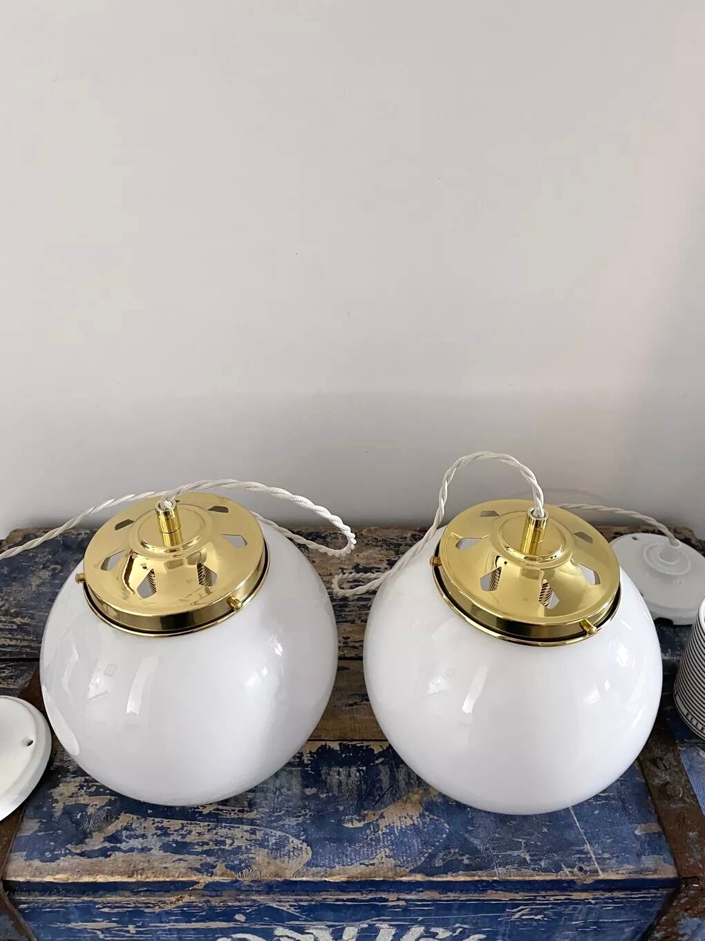 Hanging lamp white opaline