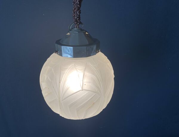 Suspension globe en verre moulé Art Déco, 1930