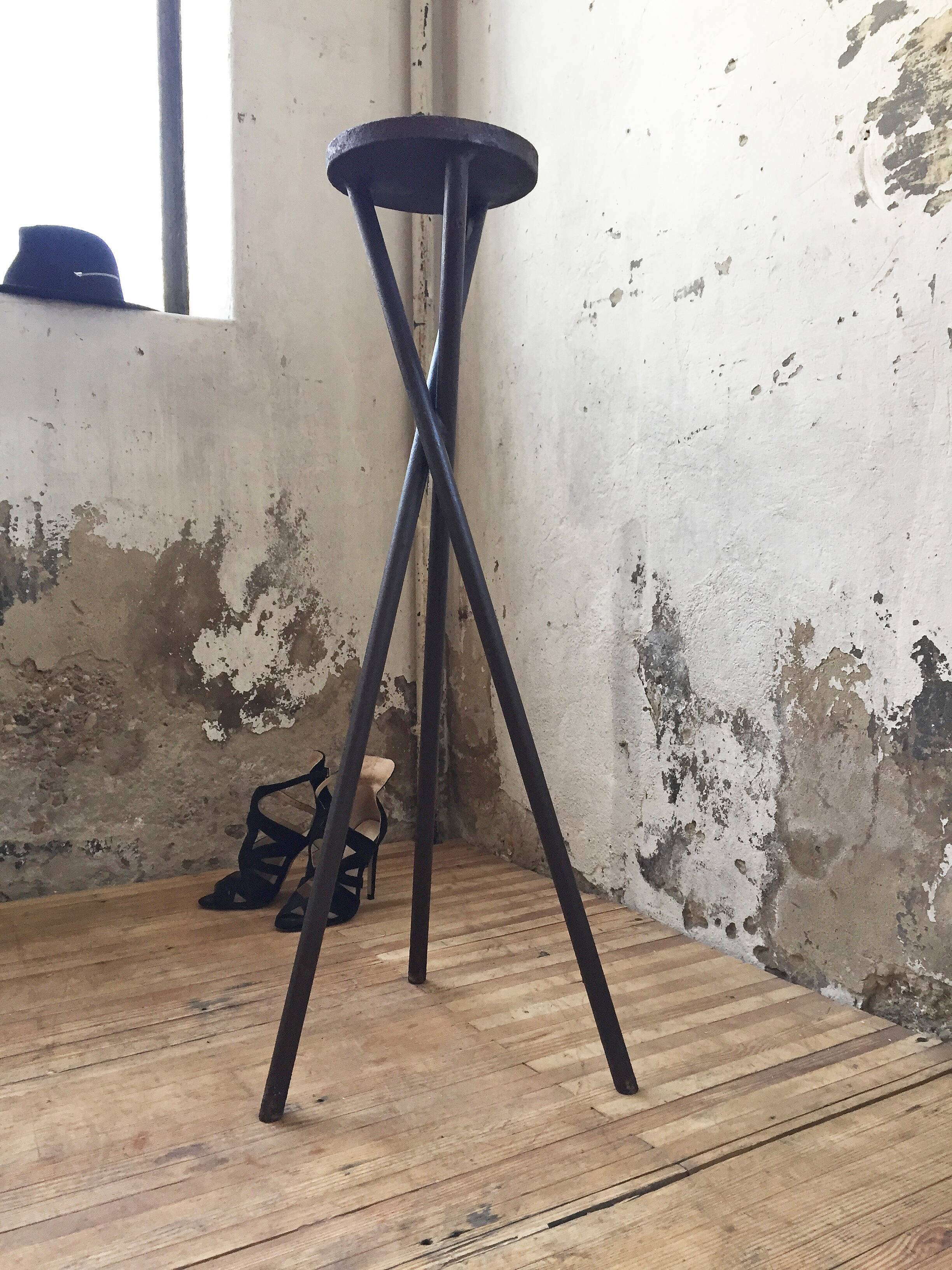 Support sculpture or tripod plants