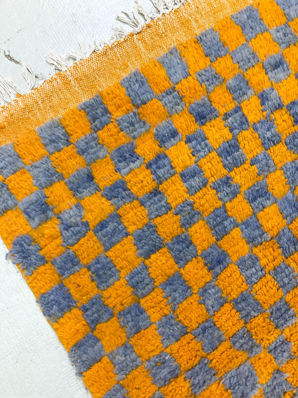 Tapis berbère marocain Boujaad orange et gris à carreaux 145x103cm