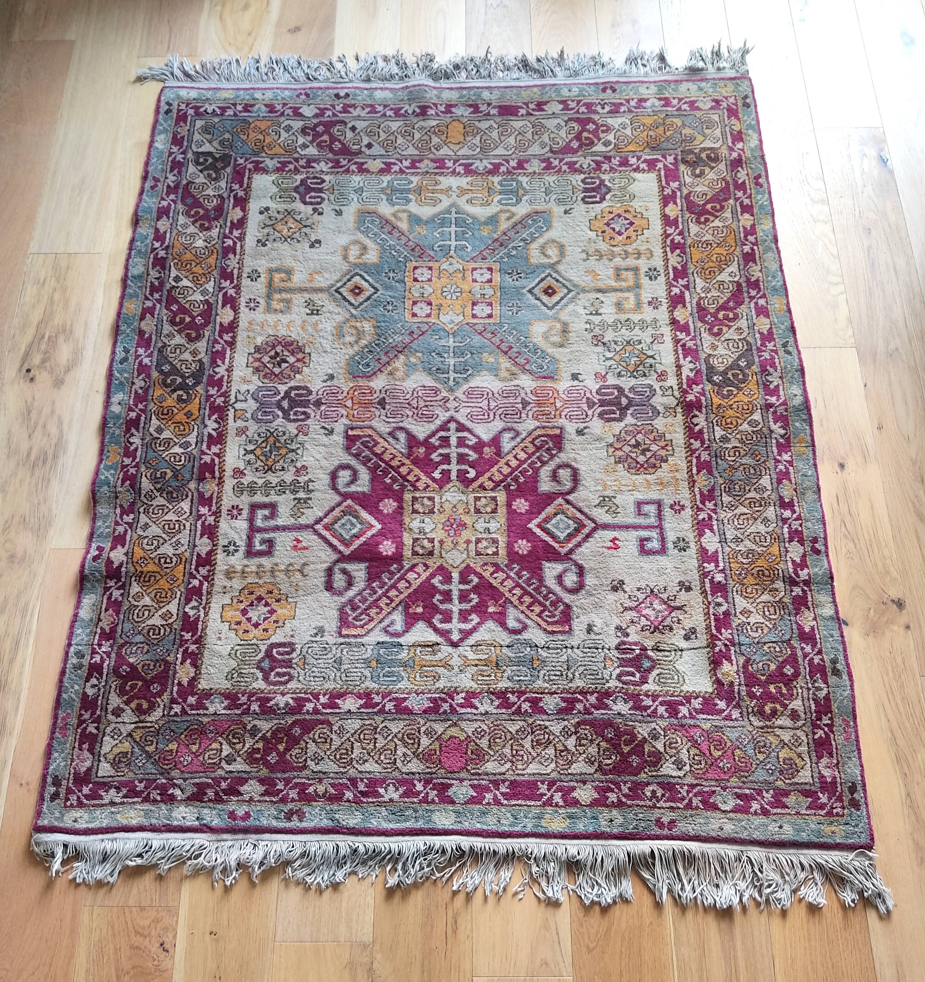 Oriental carpet 161 x 132 cm
