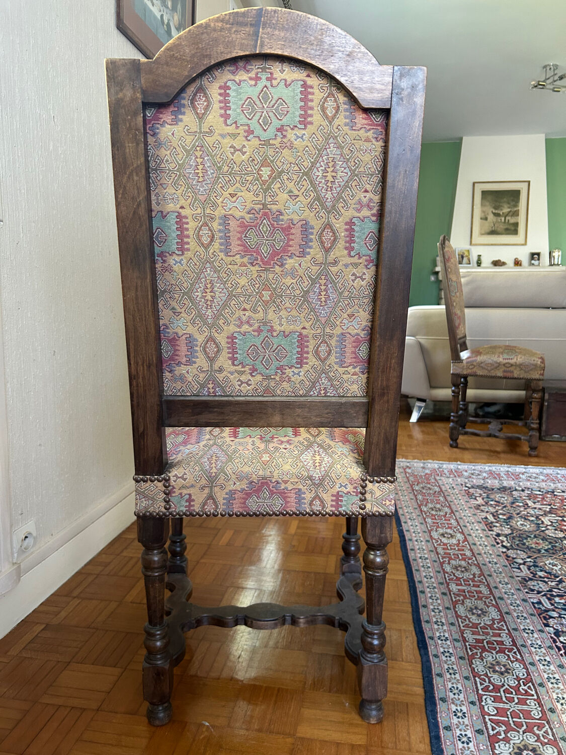 Solid oak dining table and 6 matching chairs.