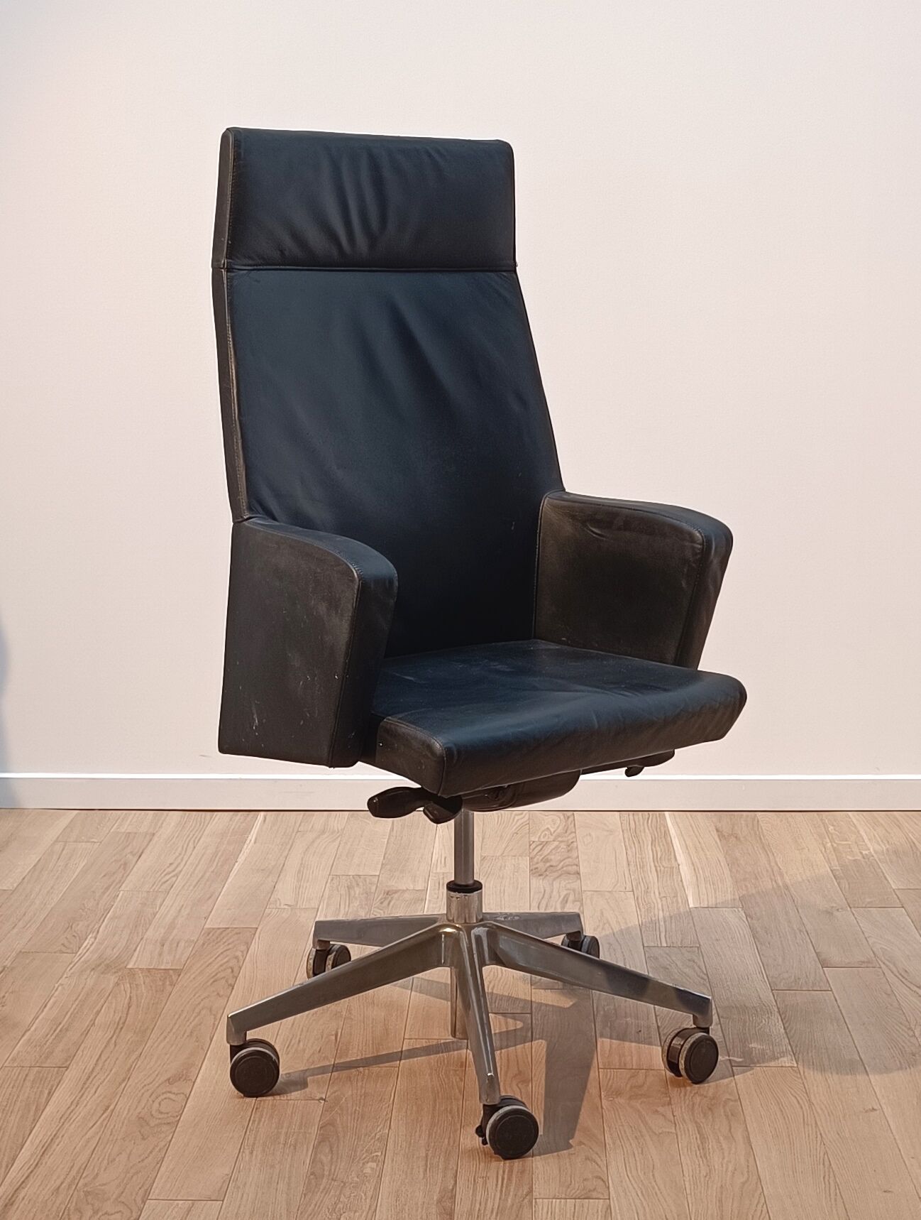 Vintage steering chair