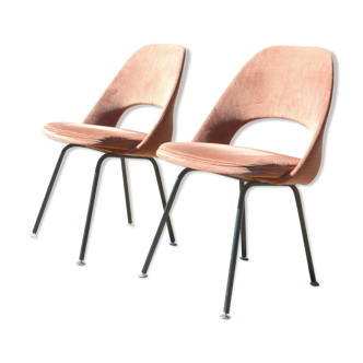 Pair of "Conference" chairs by Eero Saarinen in velvet Knoll