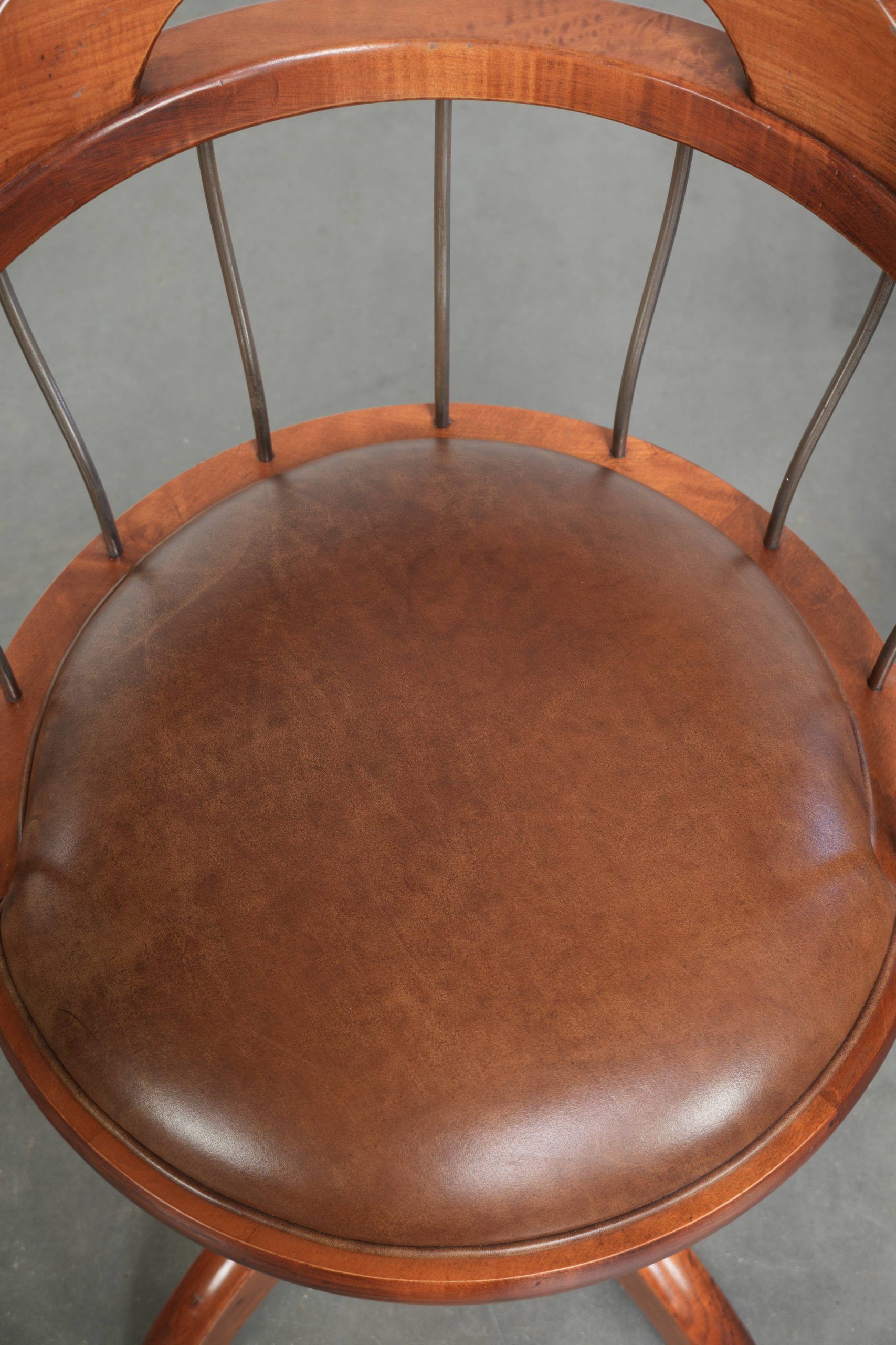Ensemble de 3 chaises de bureau / de côté pivotantes avec un siège en cuir de vache couleur cognac.