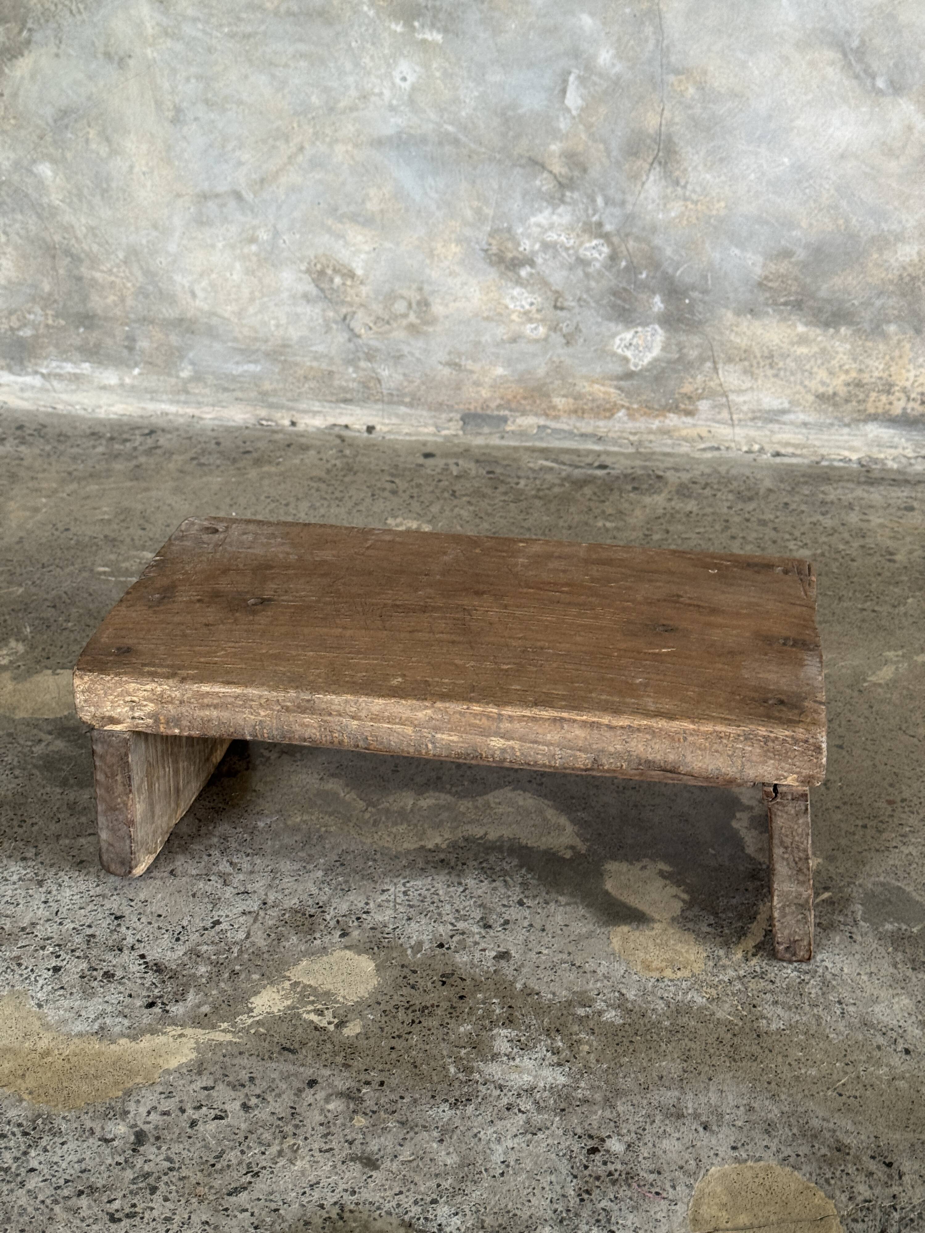 Small auxiliary stool in upcycled teak with a small hollow under the seat (3273)
