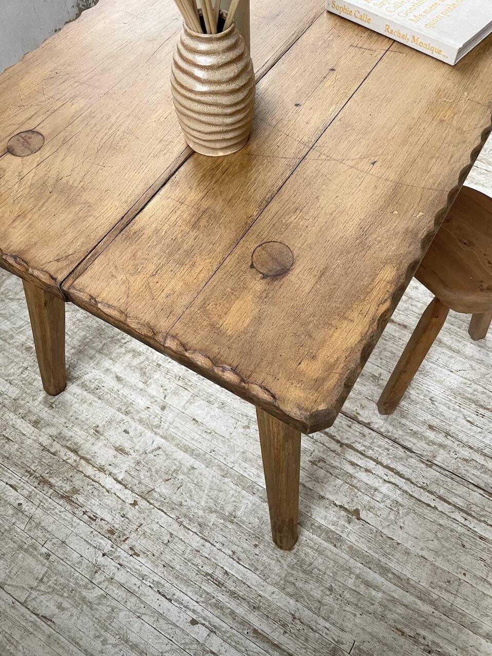 Table brutaliste savoyarde en chêne