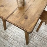 Table brutaliste savoyarde en chêne