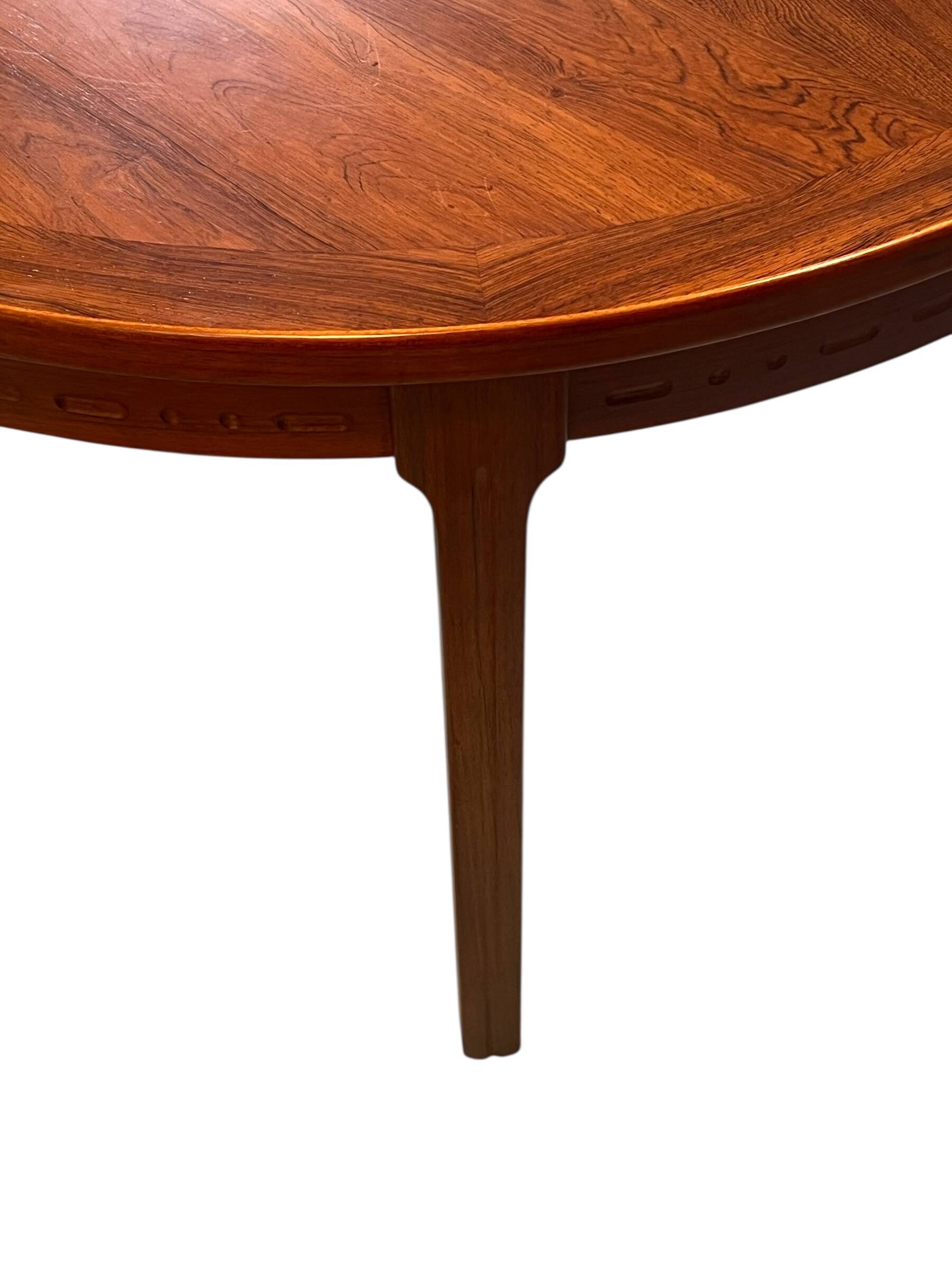 Round dining table in rosewood.