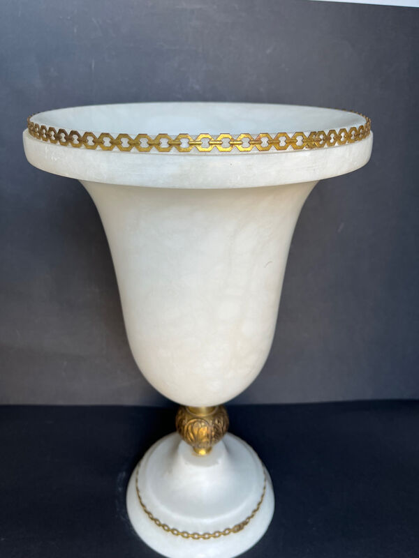 Vase en albâtre