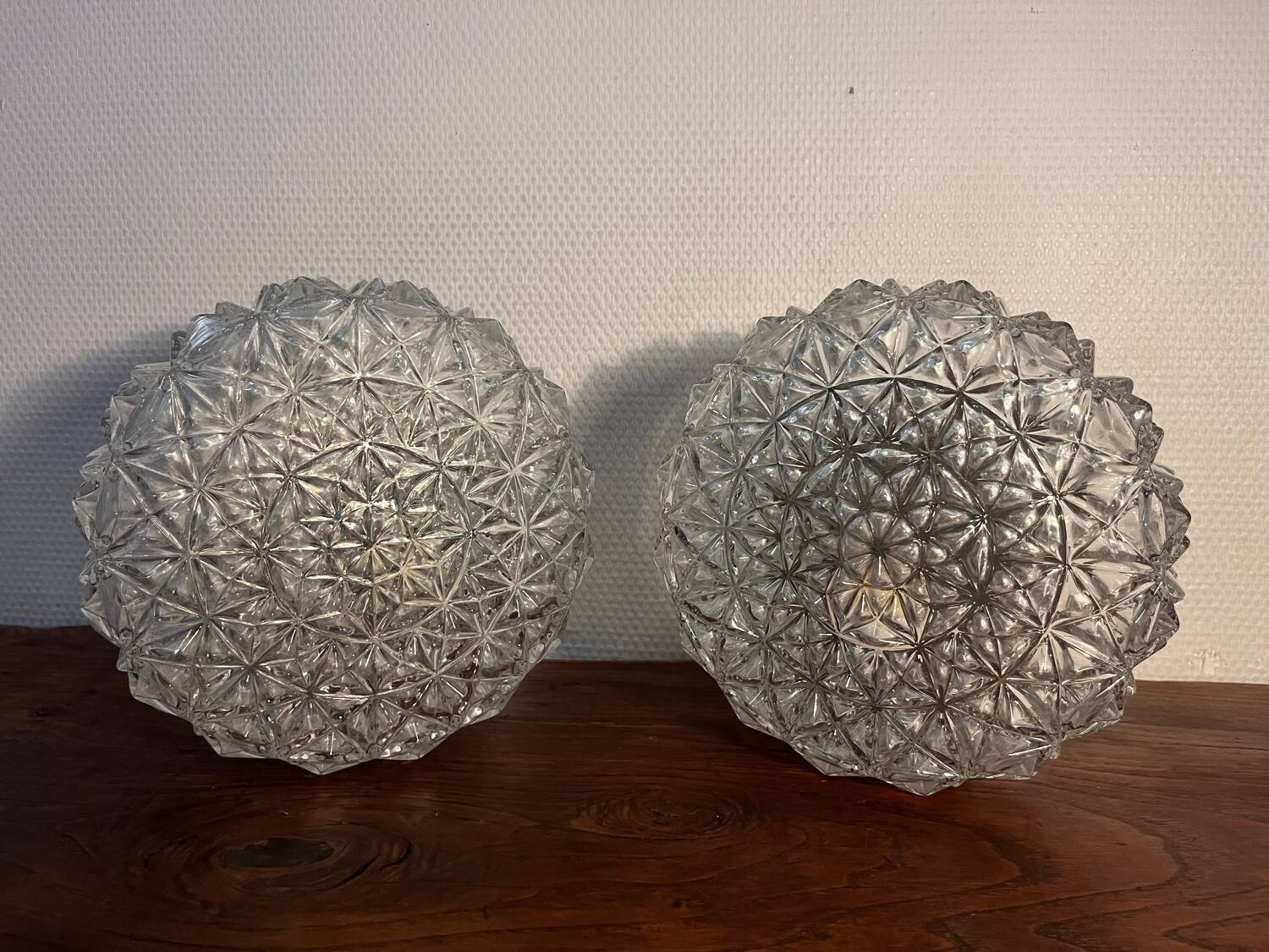 Paire d'appliques, plafonniers ronds en verre ciselé, années 60