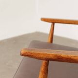 Fauteuil lounge scandinave en cuir végétal taupe foncé, design classique, couleur noyer