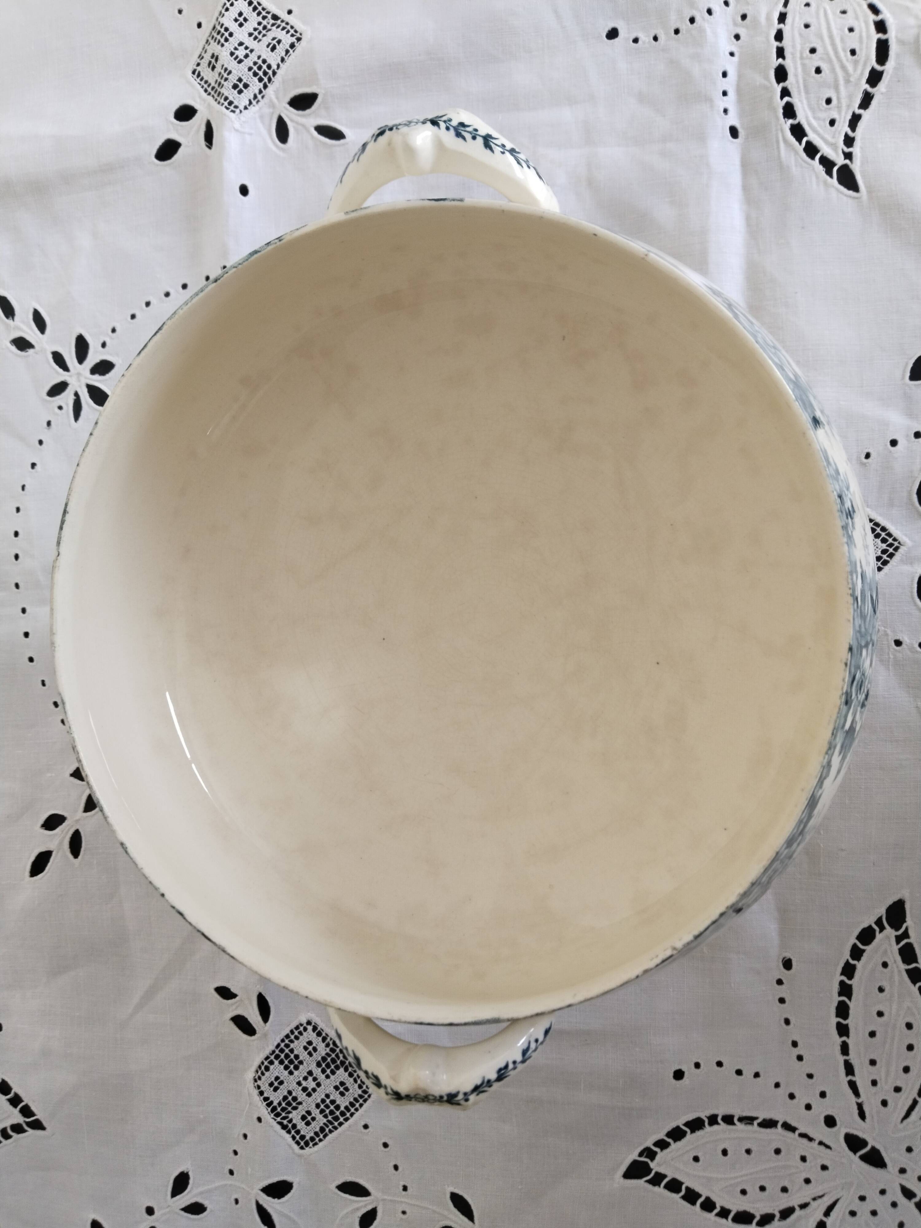 Saladier ou soupière ancien en faïence Saint Amand  , modèle Marie-Louise